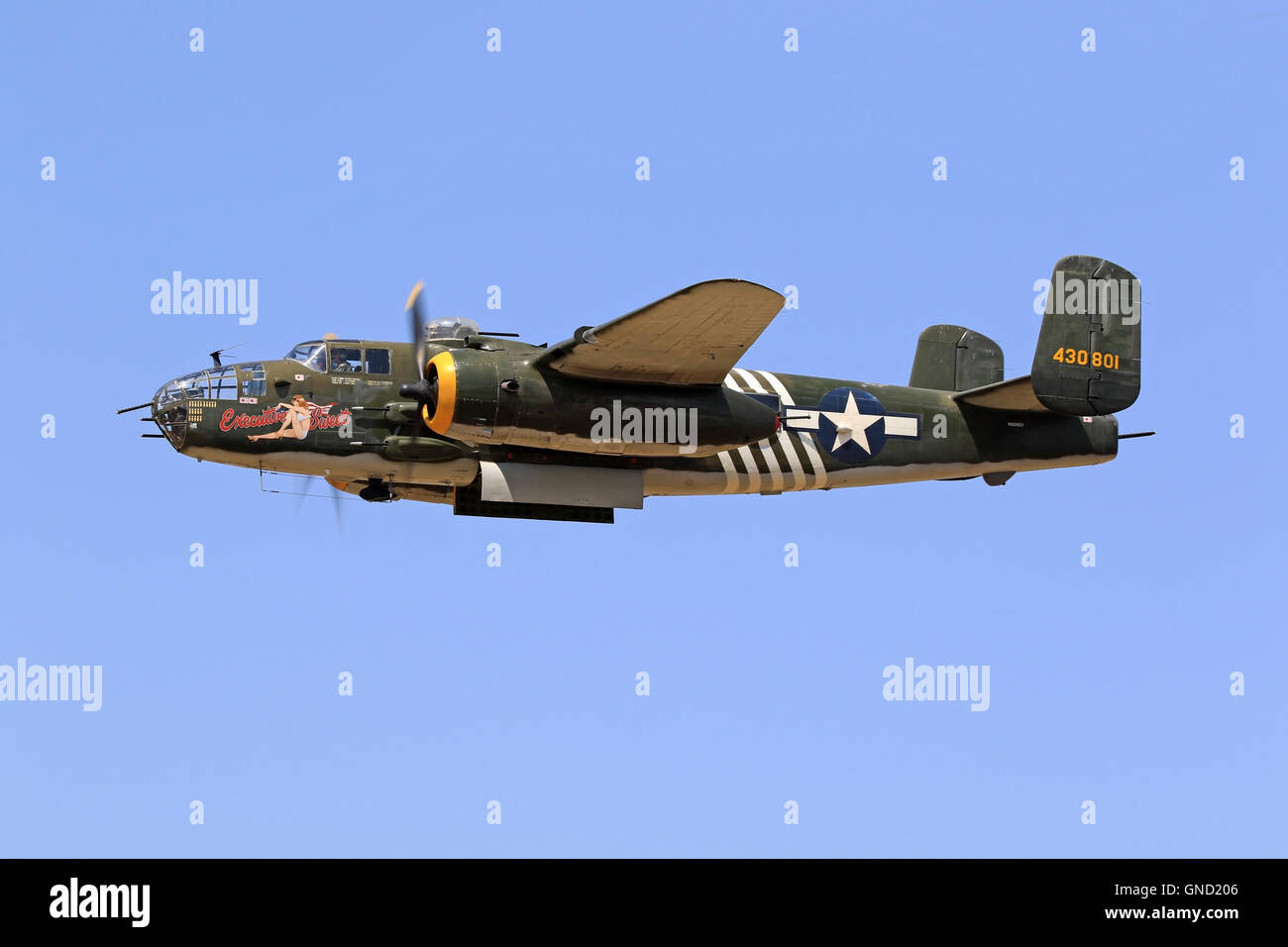 Flugzeug Oldtimer WWII B-25 Mitchell-Flugzeuge fliegen auf 2016 Camarillo Air Show außerhalb Los Angeles, Kalifornien Stockfoto