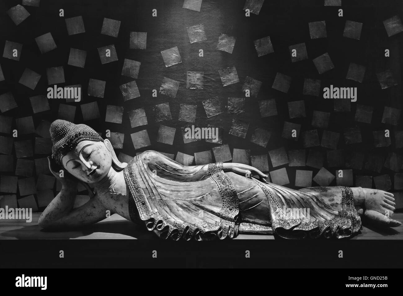 Antik geschnitzte hölzerne Buddha, liegender Buddha-Haltung. selektiven Fokus. Stockfoto