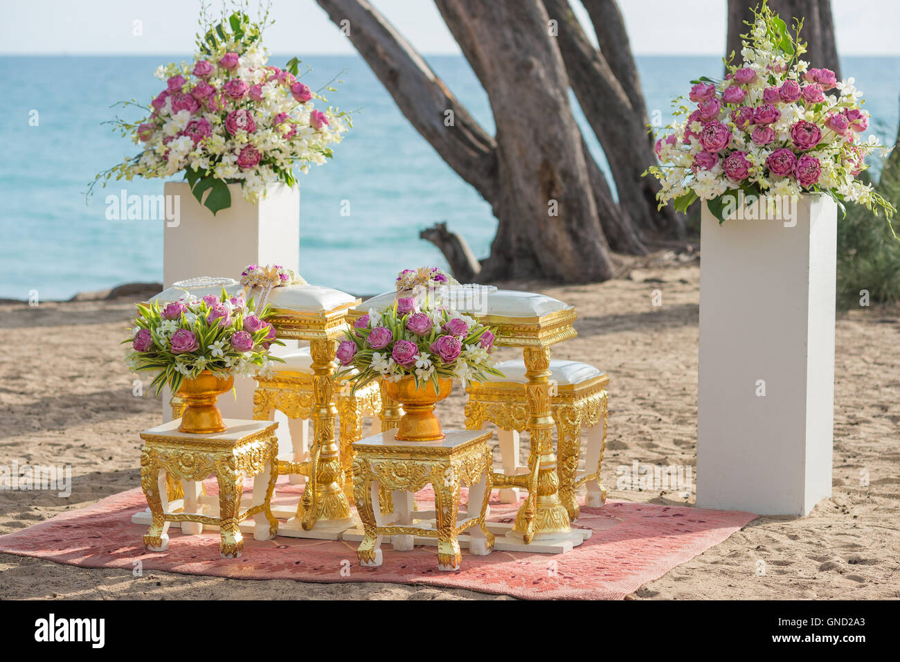 Setup für Hand Gießen in thai Hochzeitszeremonie am Strand. Stockfoto