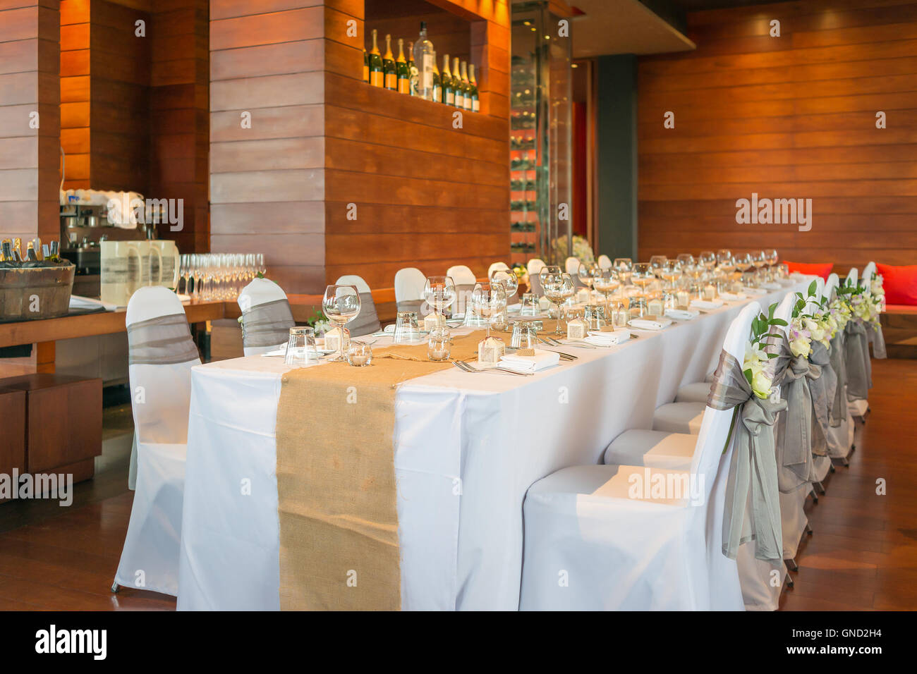romantisches Abendessen Setup, Kattun Dekoration mit grauem Stoff und Orchidee in einem Restaurant. Selektiven Fokus. Stockfoto