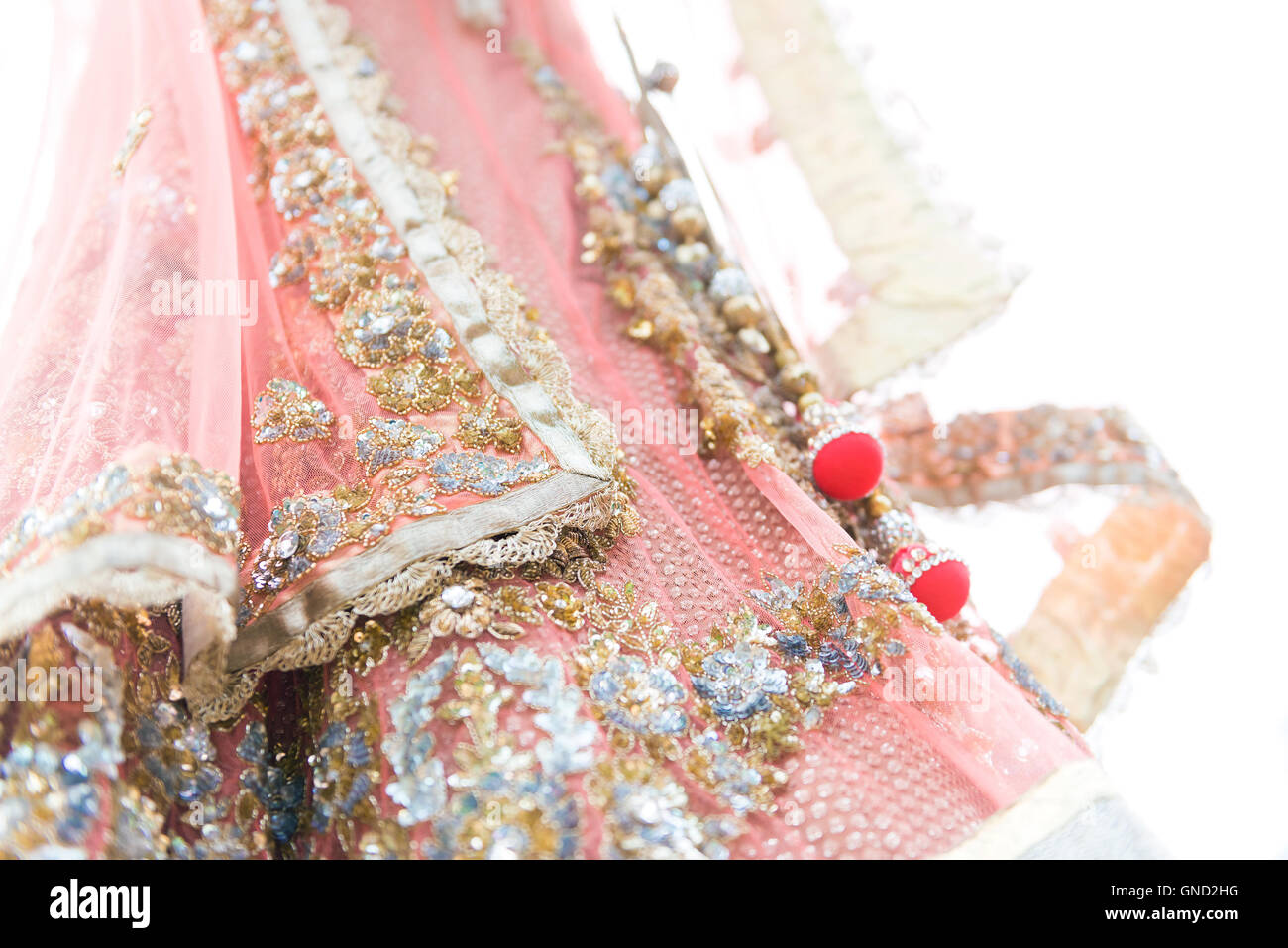 Closeup bunten traditionellen indischen Braut Kleid auf weißem Hintergrund. Selektiven Fokus. Stockfoto