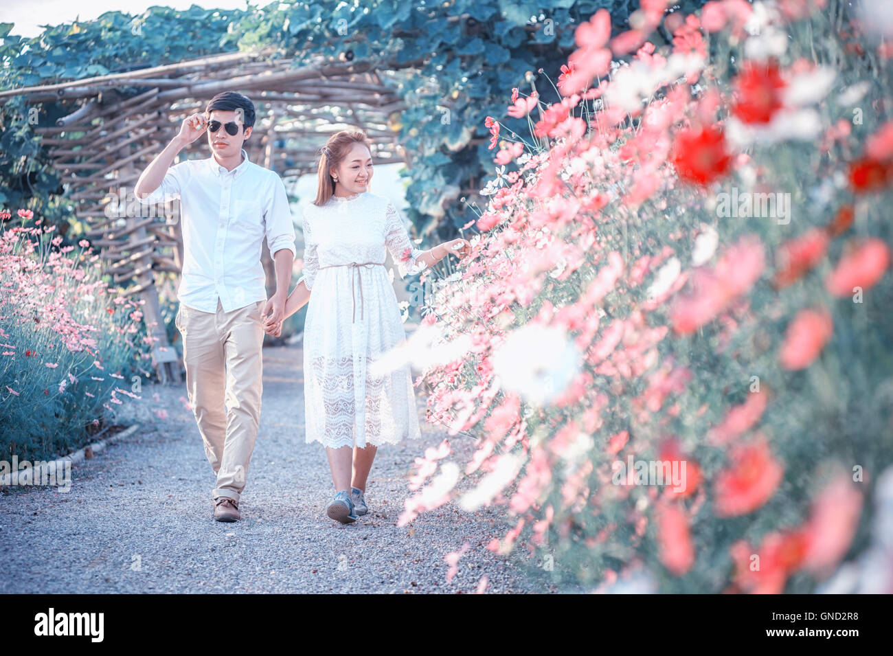 Liebe und Zärtlichkeit. Schöne junge liebende Paar umarmt in Blüte Frühling Garten. Romantische Zeit. Stockfoto
