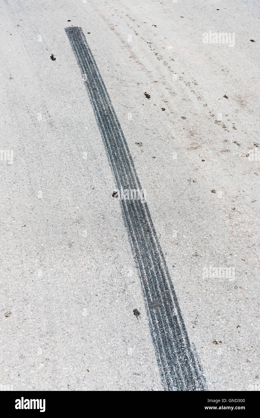 Bremse-Markierungen auf der Straße. Stockfoto