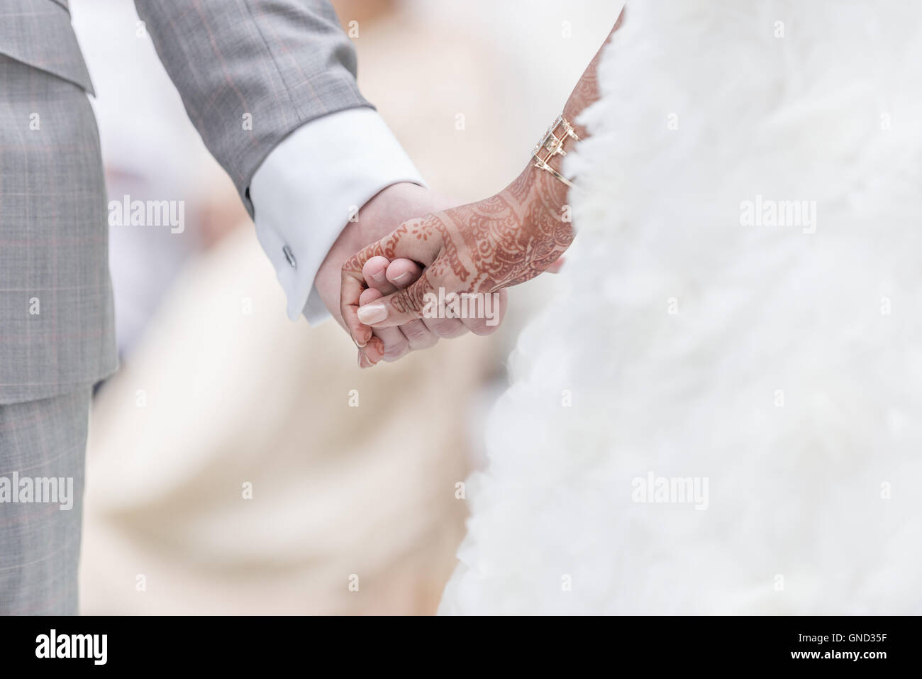 Close-up Holding Hands in indische Hochzeit Ritual. Stockfoto