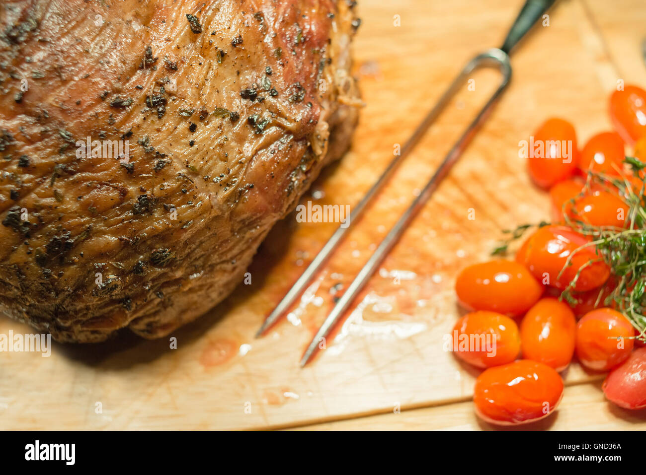 Beef Steak Medium gegrillt mit Tomaten und grüne Blätter. Stockfoto