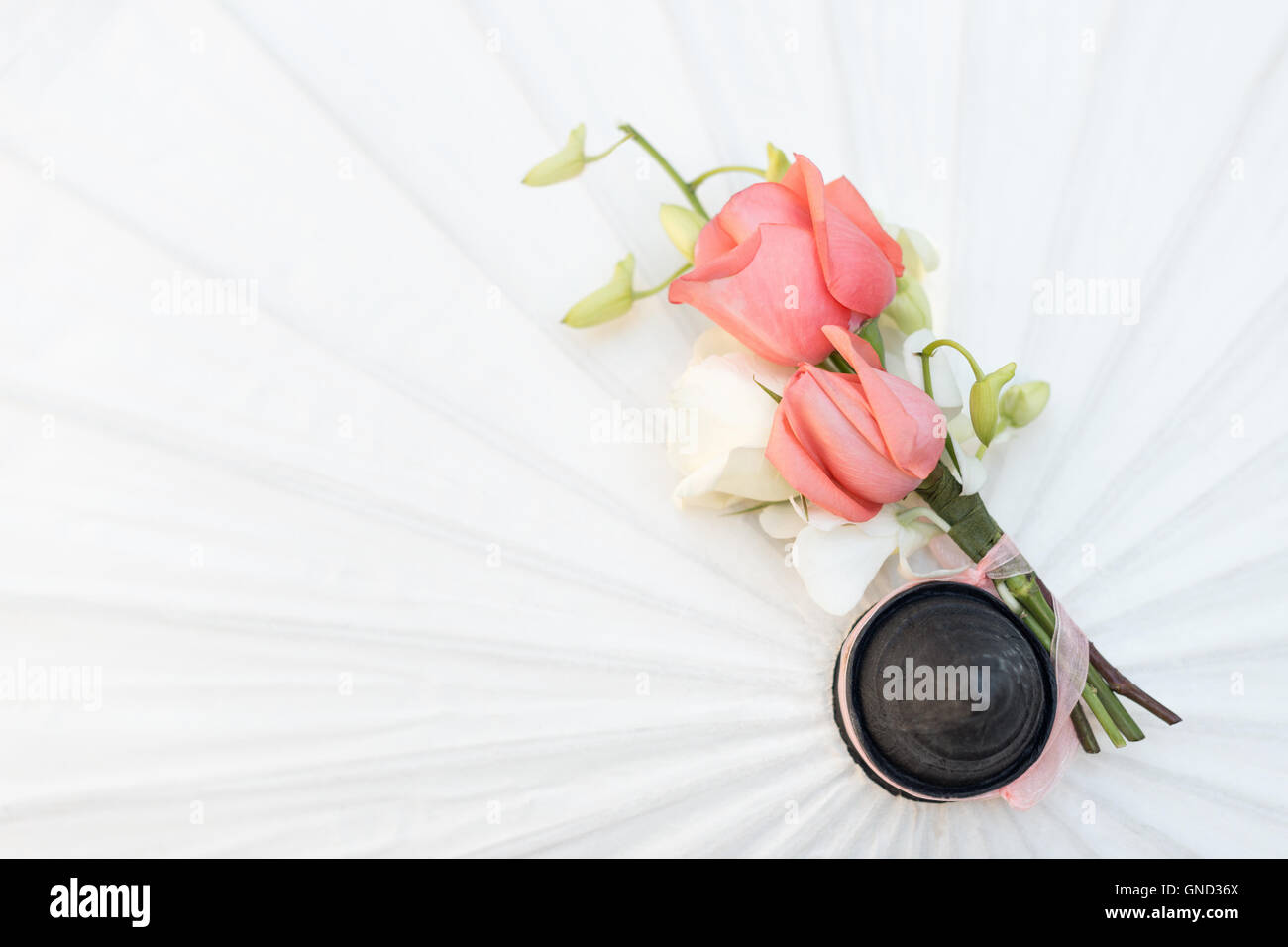 Strauß Rosen für den Bräutigam und Brautführer auf weißen Schirm. Stockfoto