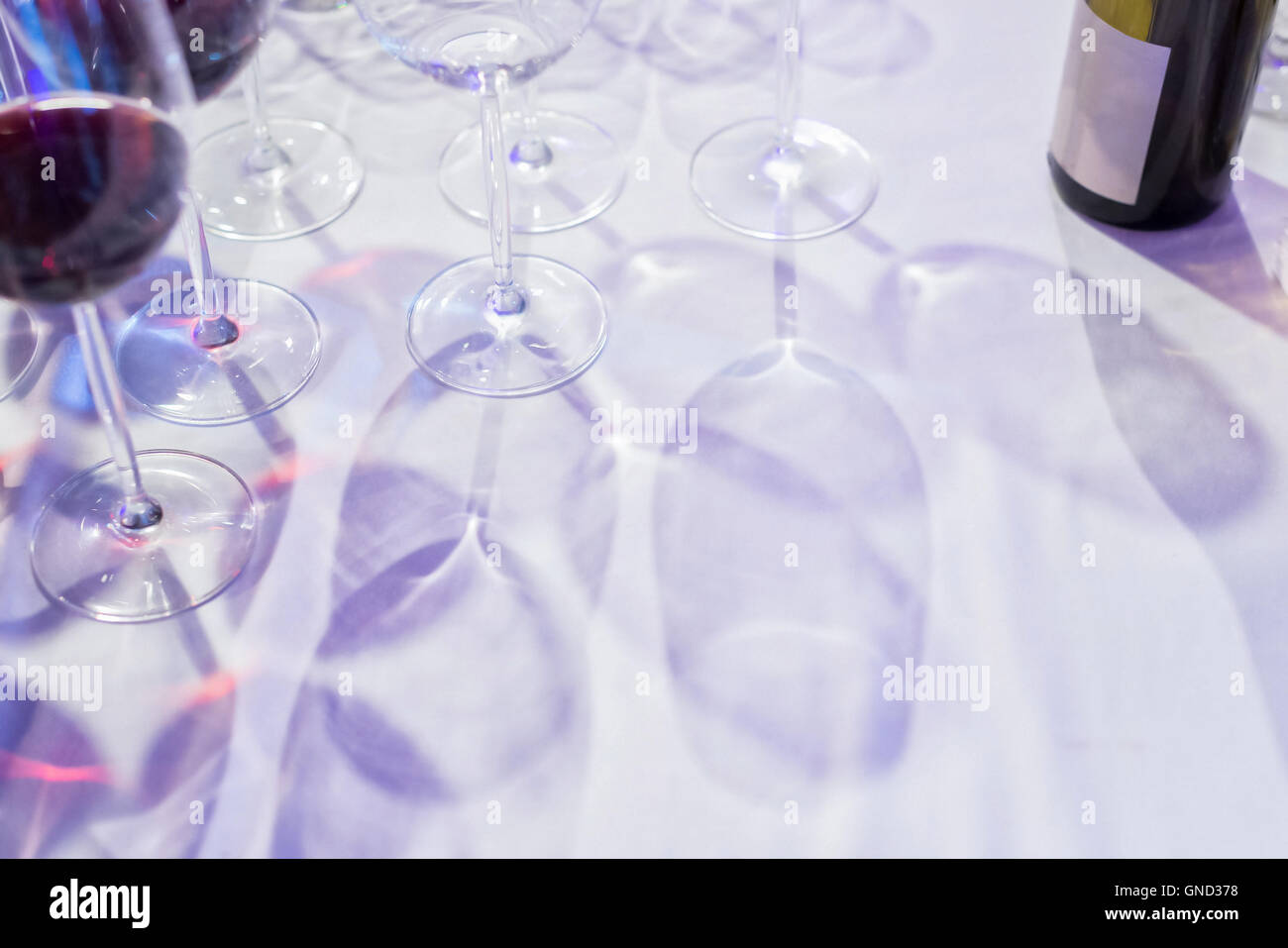 Gläser Wein auf einer weißen Tischdecke beschattet. Nützlich, um Text ausfüllen. Stockfoto