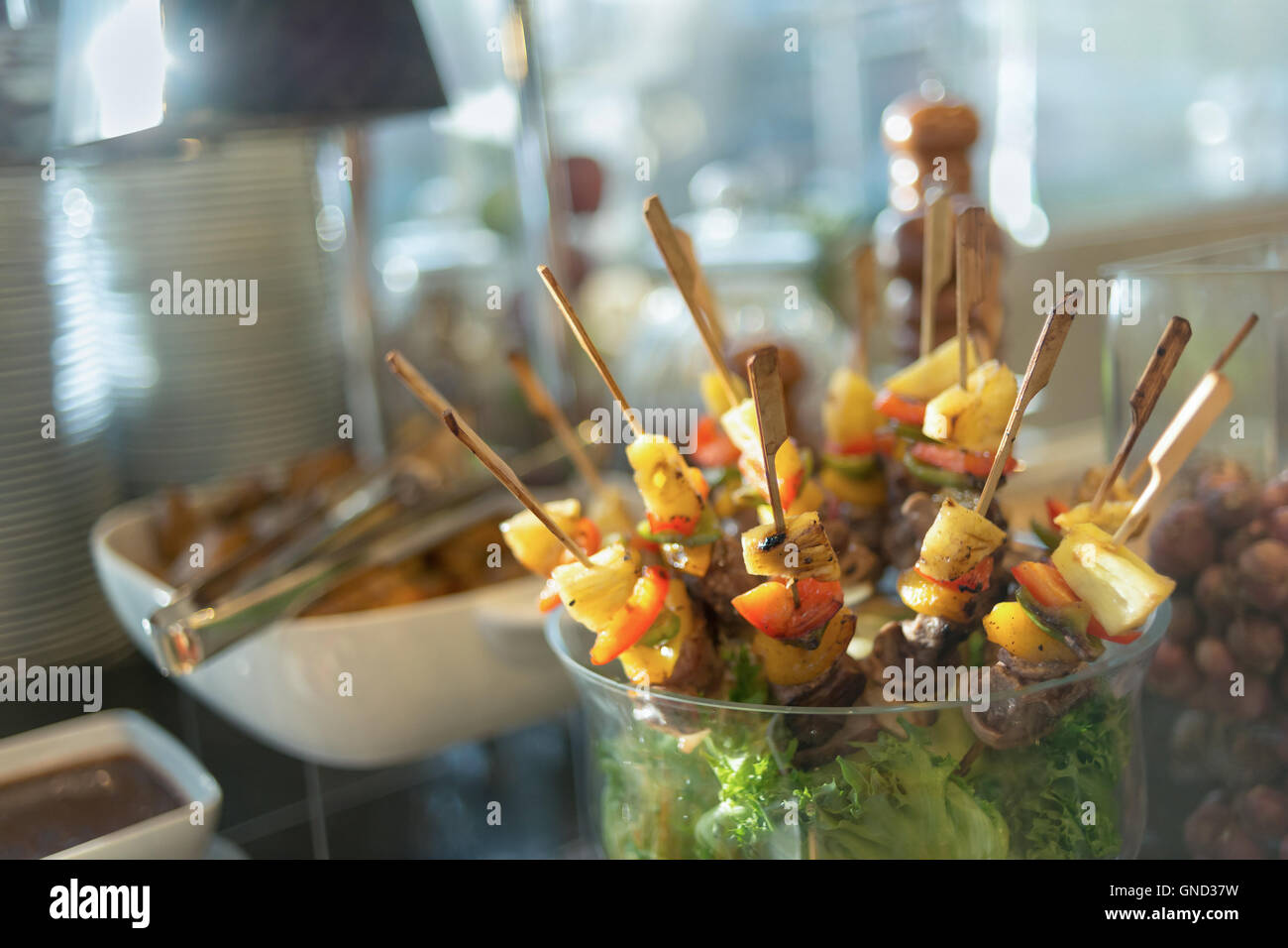Rindfleisch-Spieße auf ein Becherglas mit gegrillter Ananas, Tomaten und Paprika serviert. Stockfoto