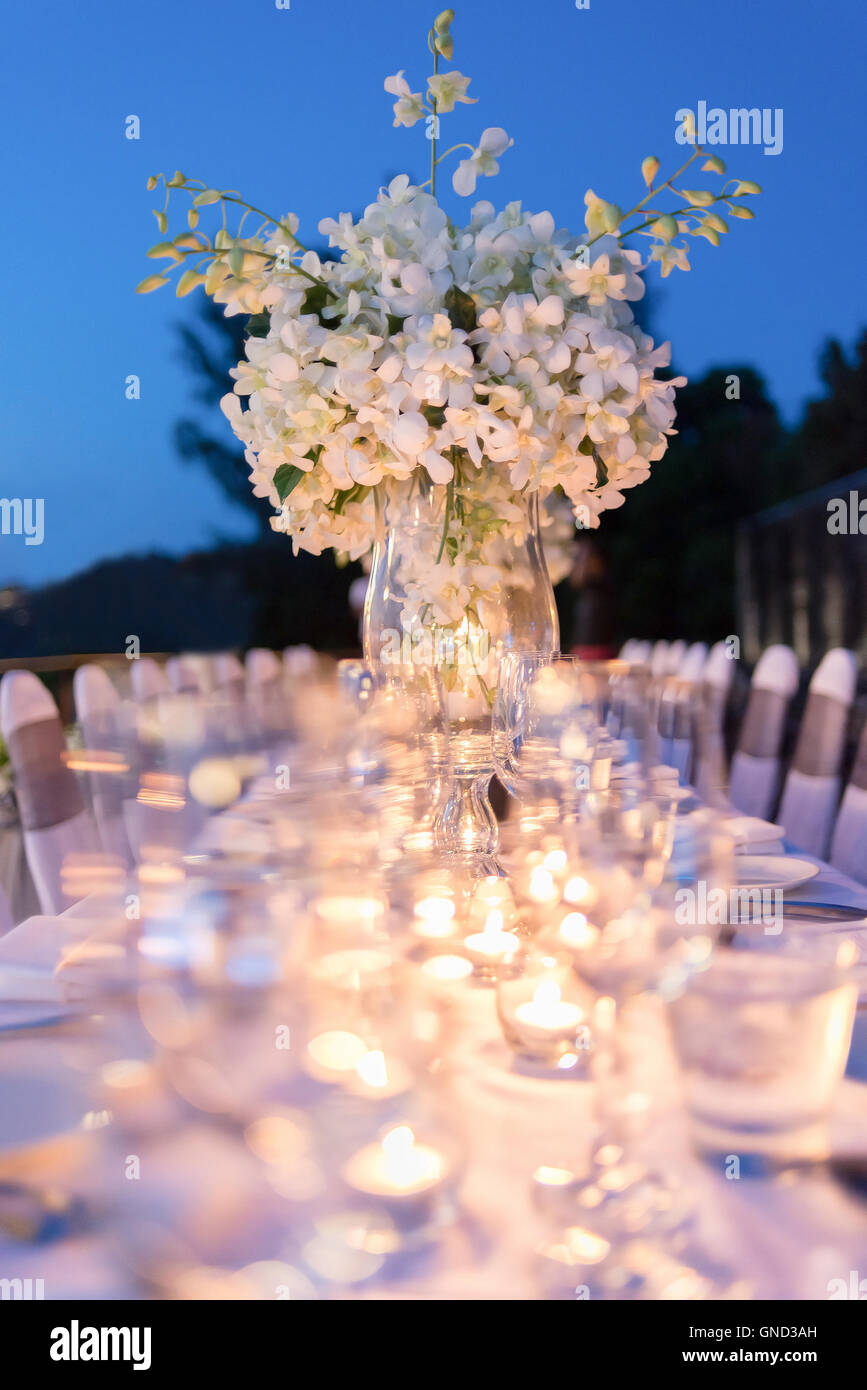 Romantisches Abendessen Einrichtung, Dekoration mit Kerzenlicht. Selektiven Fokus. Stockfoto