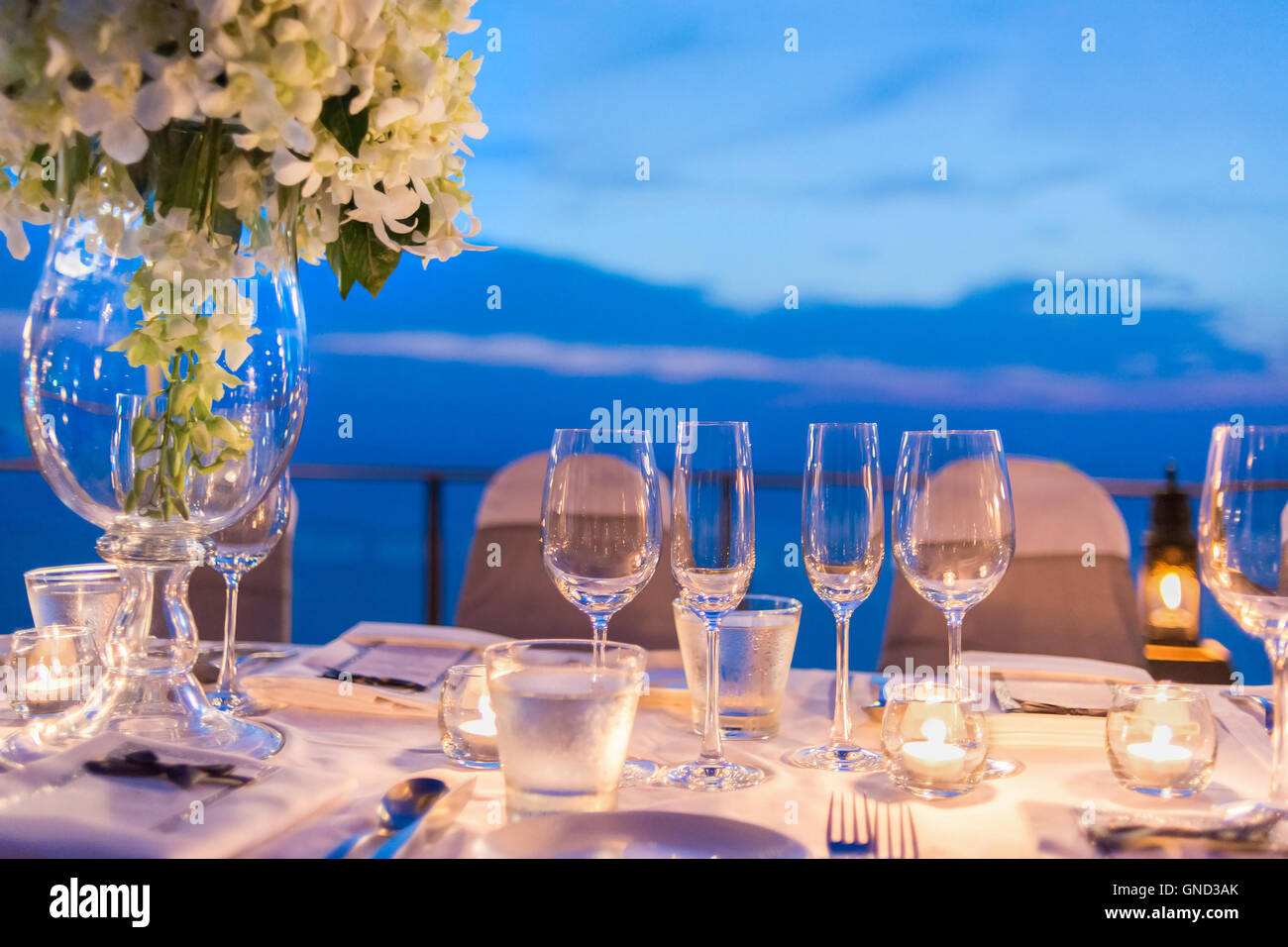 Romantisches Abendessen Einrichtung, Dekoration mit Kerzenlicht, Twightlight. Selektiven Fokus. Stockfoto