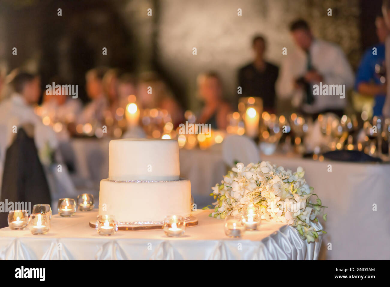 Die weiße Hochzeitstorte, dekoriert mit dem silbernen Boden Partei Hintergrund. Selektiven Fokus. Stockfoto