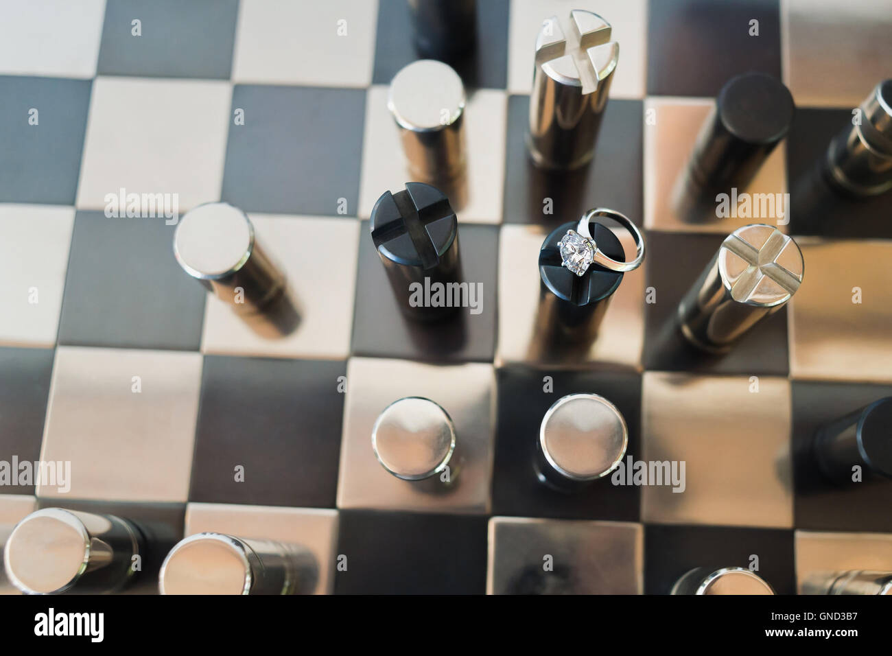 Braut-Ring auf schwarzen & Chrom metallische Schach an Bord. Stockfoto