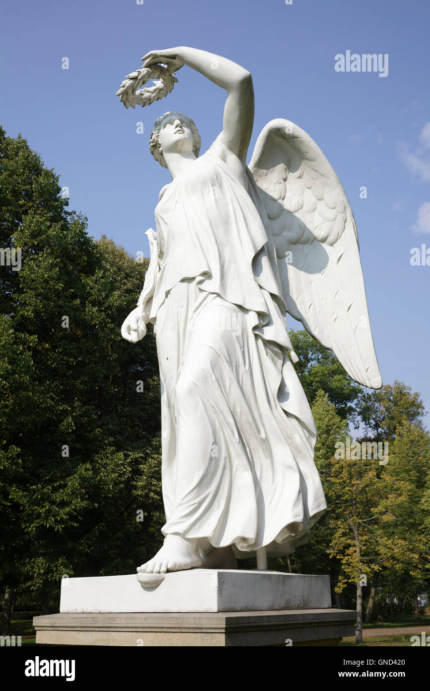 Statue im Schlossgarten – Victoria von Leuthen, Neustrelitz, Mecklenburg-Vorpommern, Deutschland Stockfoto