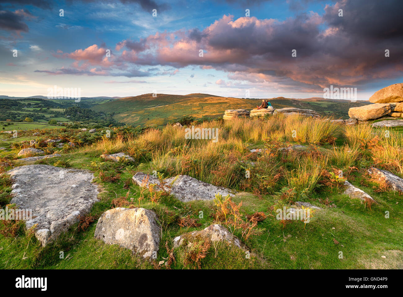 Den Sonnenuntergang von Combestone Tor in der Nähe von Hexworthy auf Dartmoor National Park in Devon Stockfoto