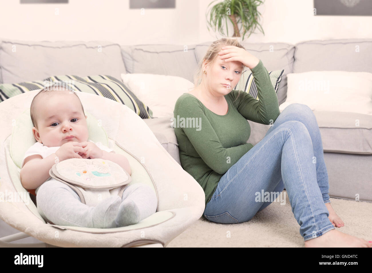Junge Mutter postpartale Depression leiden Stockfoto