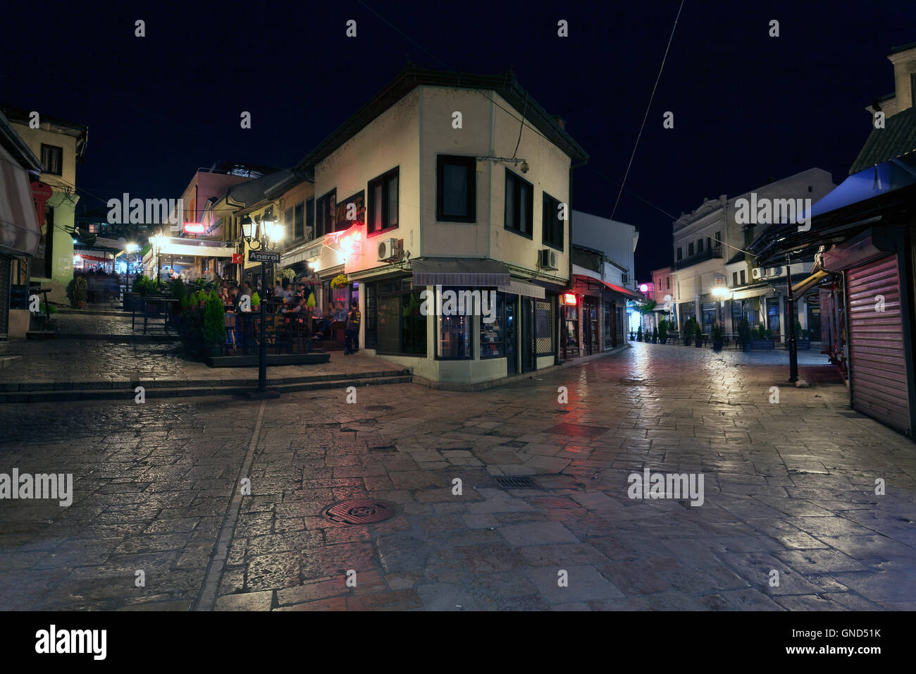 Skopje, Mazedonien - 4. Mai 2015: Pebble Straßen des alten Basarviertel in der Nacht. Stockfoto
