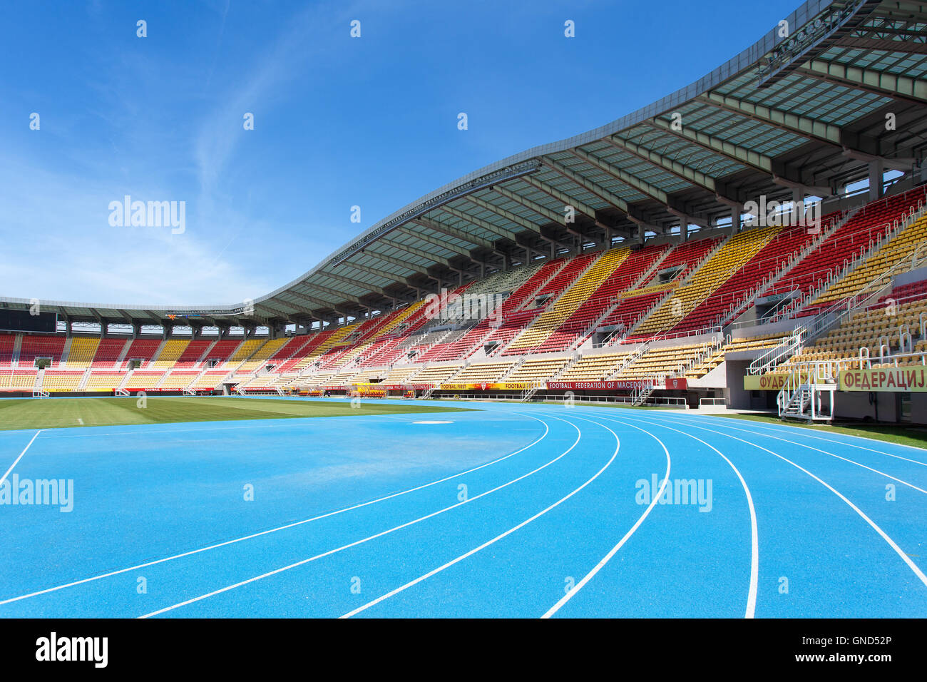 Skopje, Mazedonien - 5. Mai 2015: Leichtathletikbahn des nationalen Arena Philip II. von Makedonien, Hauptstadion von Skopje Stockfoto