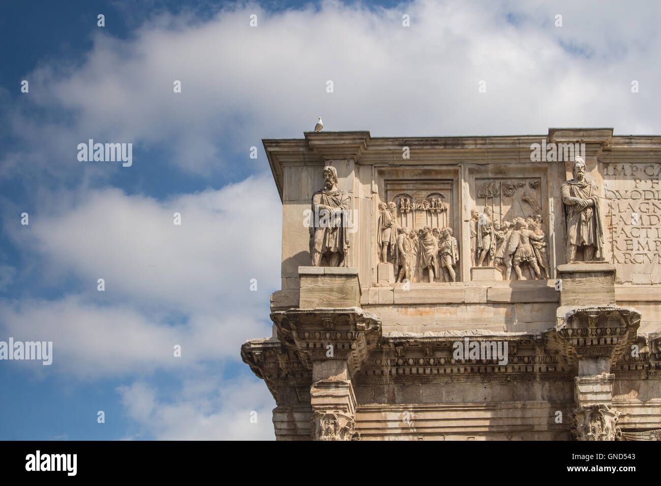 Details der Dekoration des Triumphbogens neben Colosseum in Rom. Intensive Wolken am blauen Himmel. Stockfoto