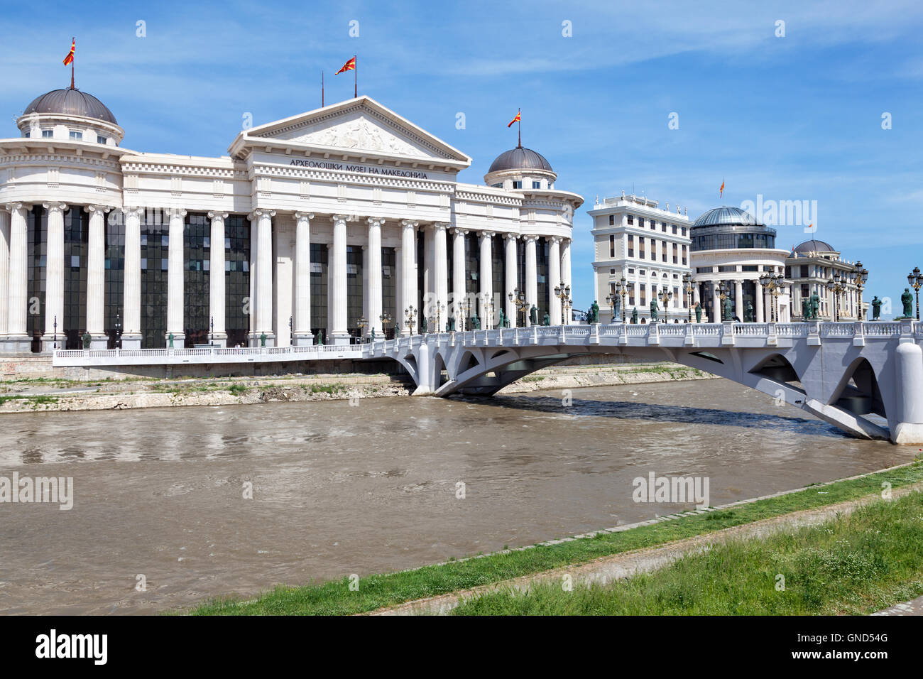 Öffentlichen Gebäuden am Ufer des Flusses Vardar Skopje Stadtzentrum, Mazedonien Stockfoto