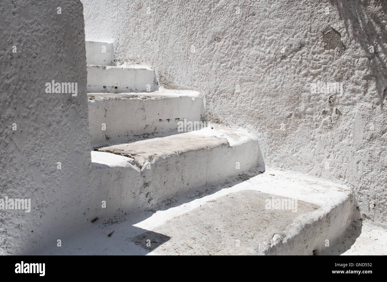 Weiße Treppe zum Haus zwischen zwei Wänden mit einer weißen Fassade. Athen, Griechenland. Stockfoto