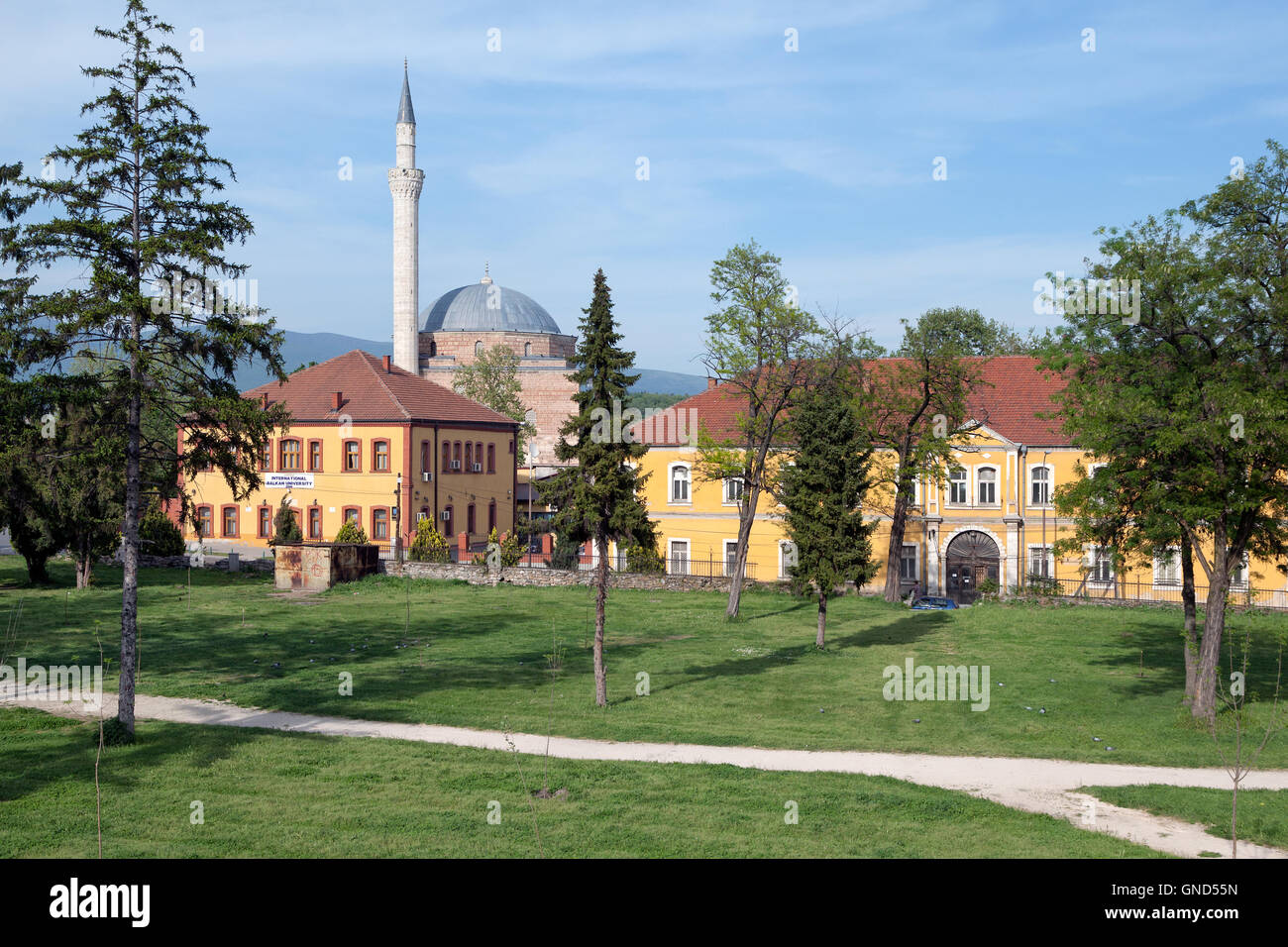 Skopje Schlosspark: Internationale Balkan-Universität und Mustafa Pascha Moschee Stockfoto