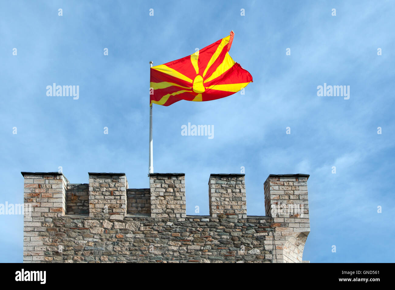 Mazedonischen Flagge auf einem Turm von Skopje-Schloss Stockfoto