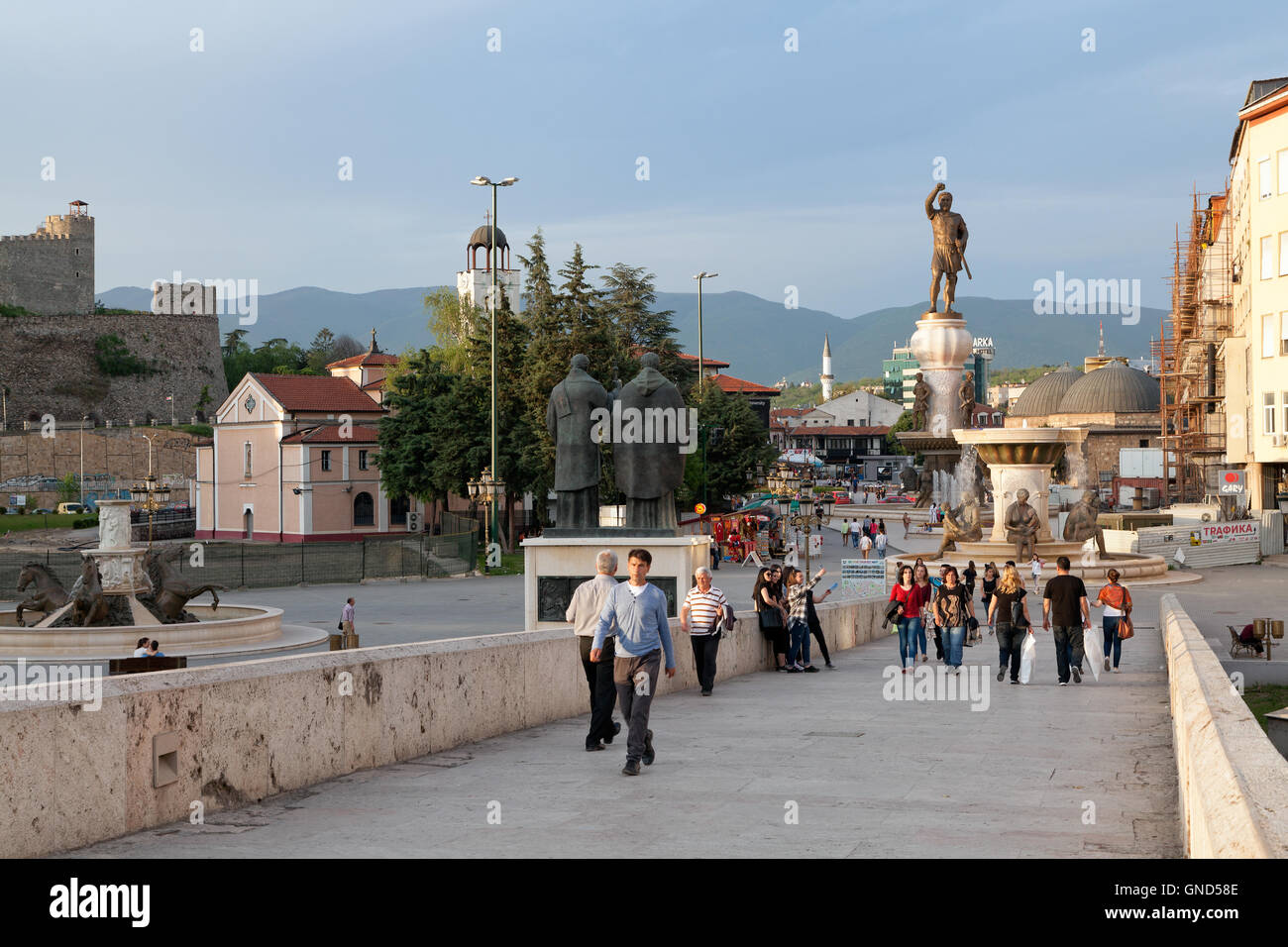 Skopje, Mazedonien - 5. Mai 2015: Menschen Flanieren im Stadtzentrum von Skopje Stockfoto
