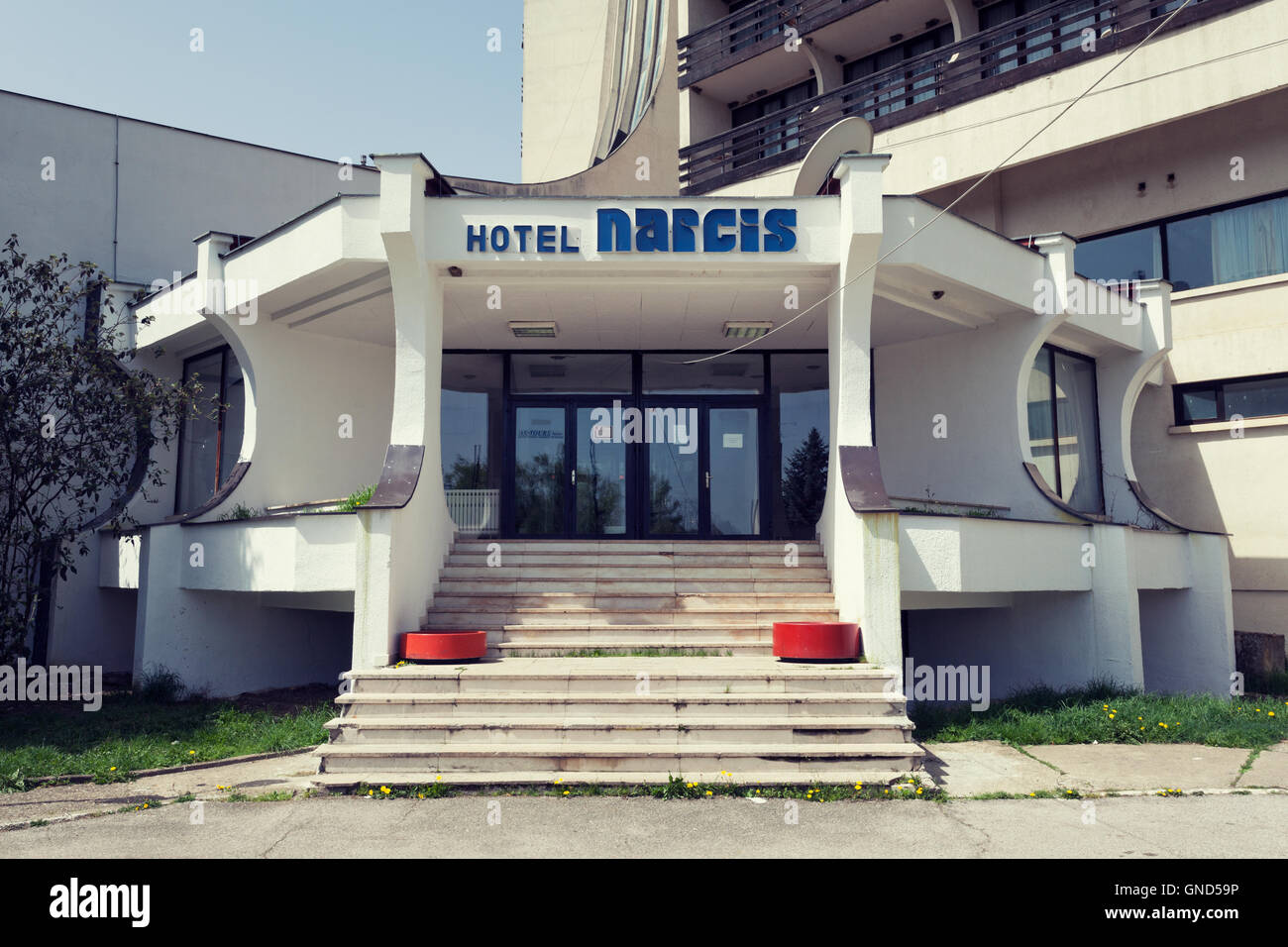 Brezovica, Kosovo - 6. Mai 2015: Eingang eines verlassenen kommunistischen Ära Hotels im Skigebiet von Brezovica Stockfoto