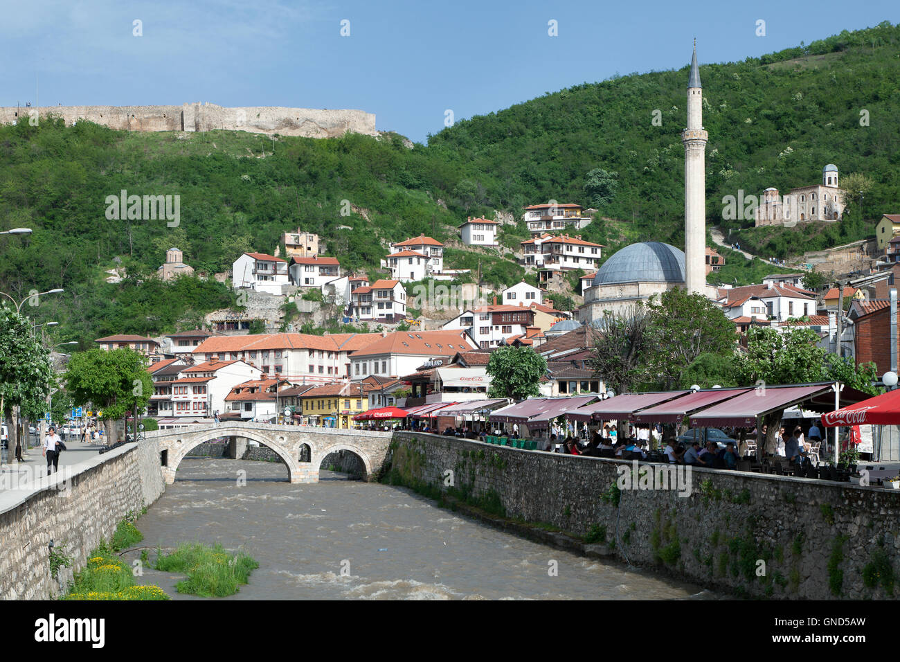 Prizren, Kosovo - 6. Mai 2015: Malerische Aussicht auf die Altstadt mit Fluss, die Moschee und die Festung auf dem Hügel Stockfoto