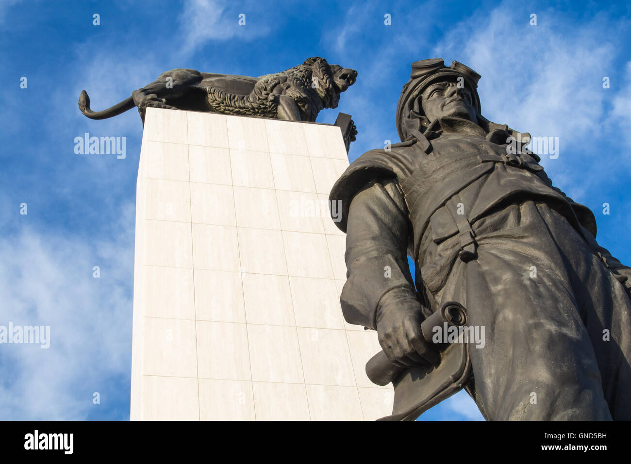 Statuen von ein Löwe als Symbol der Tschechoslowakei und Milan Rastislav Stefanik als ein wichtiger Politiker. Blauer Himmel mit intensiven c Stockfoto