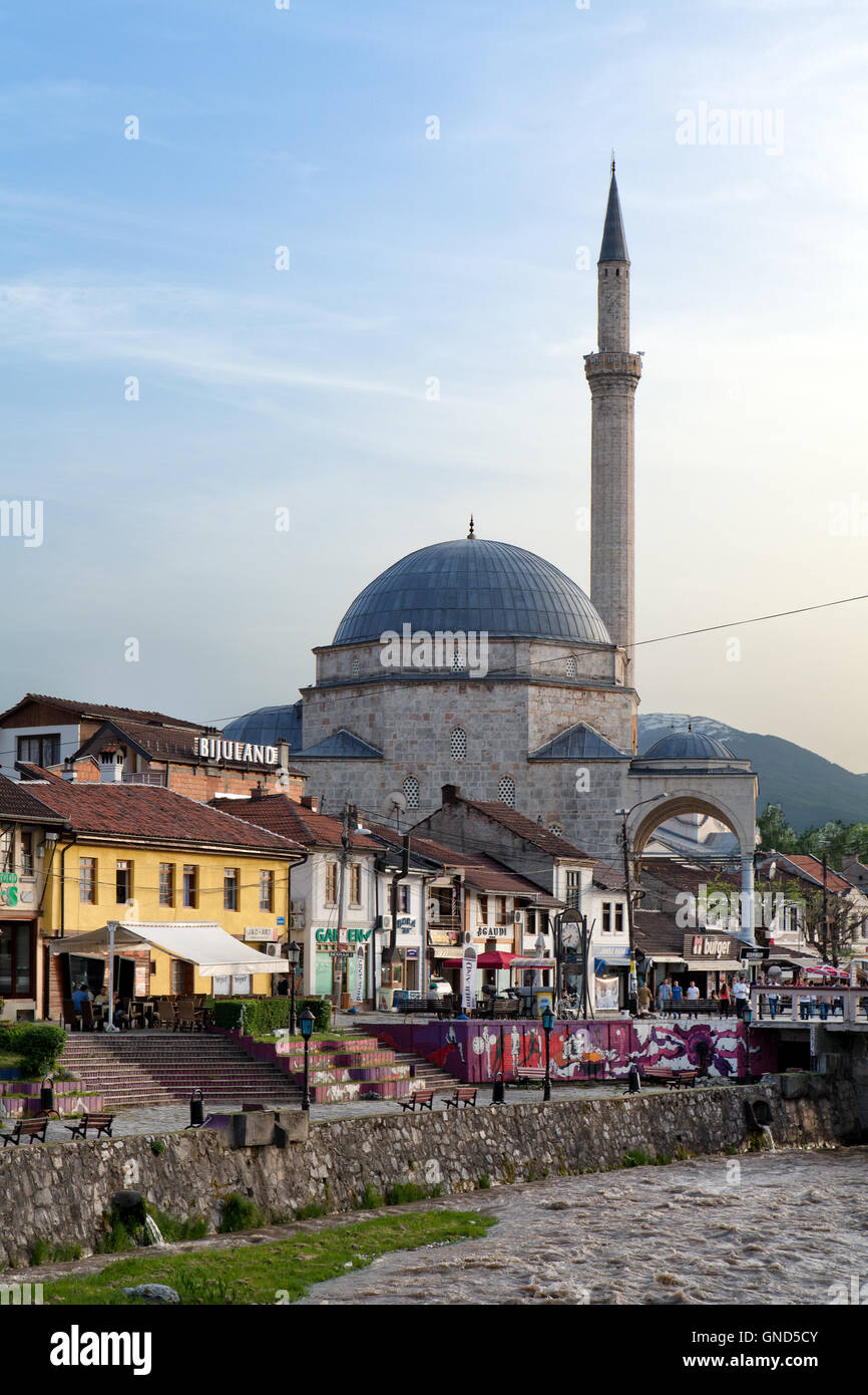 Prizren, Kosovo - 6. Mai 2015: Altstadt, dominiert von Sinan Pasha Moschee neben Fluss Bistrica Stockfoto