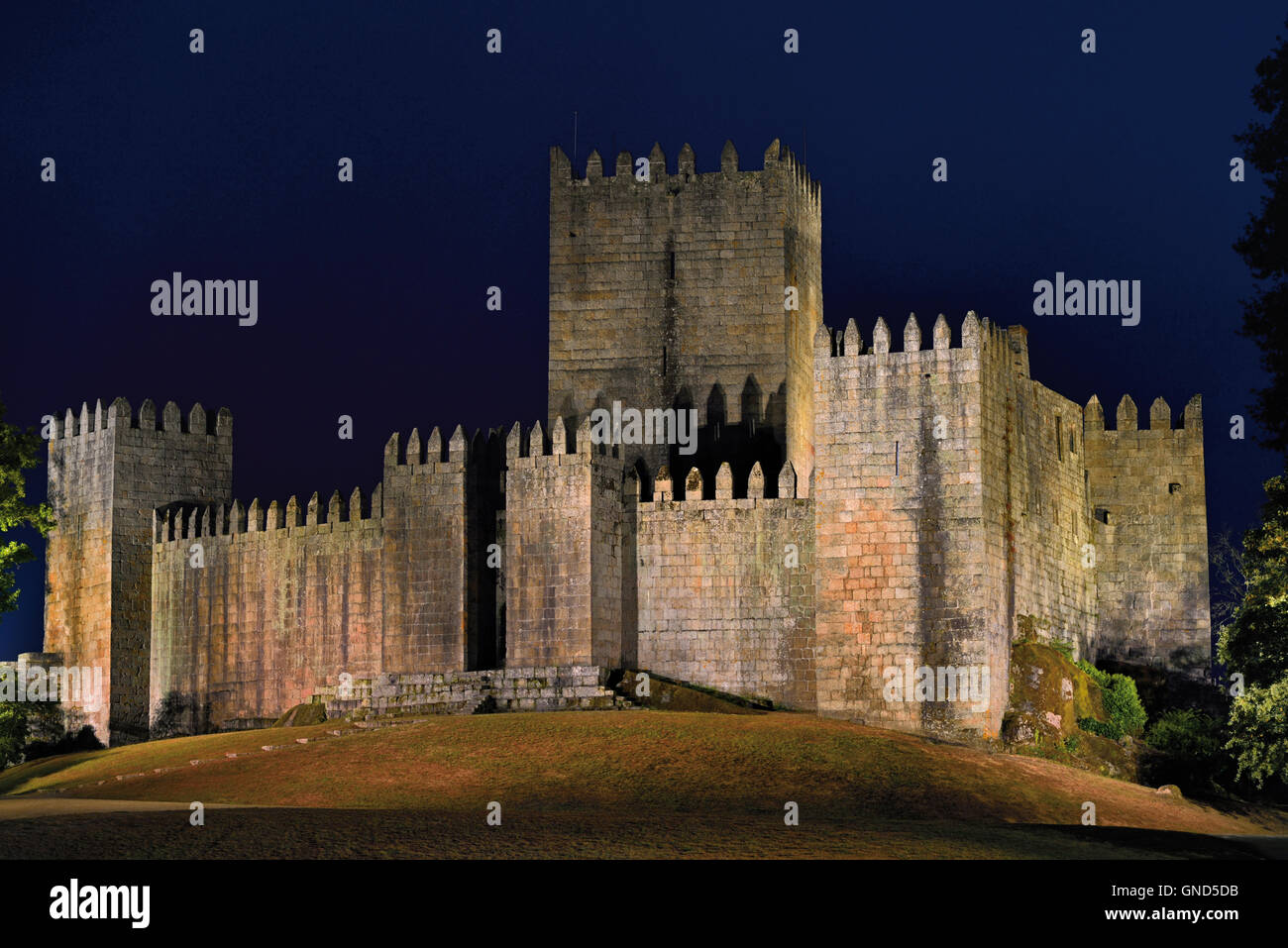 Portugal: Nächtlicher Blick auf die mittelalterliche Burg von Guimaraes Stockfoto