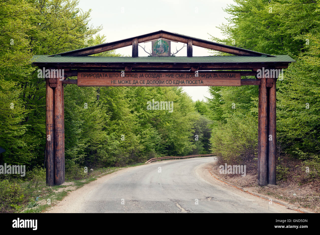 Mavrovo Nationalpark Eingangsportal, Mazedonien Stockfoto