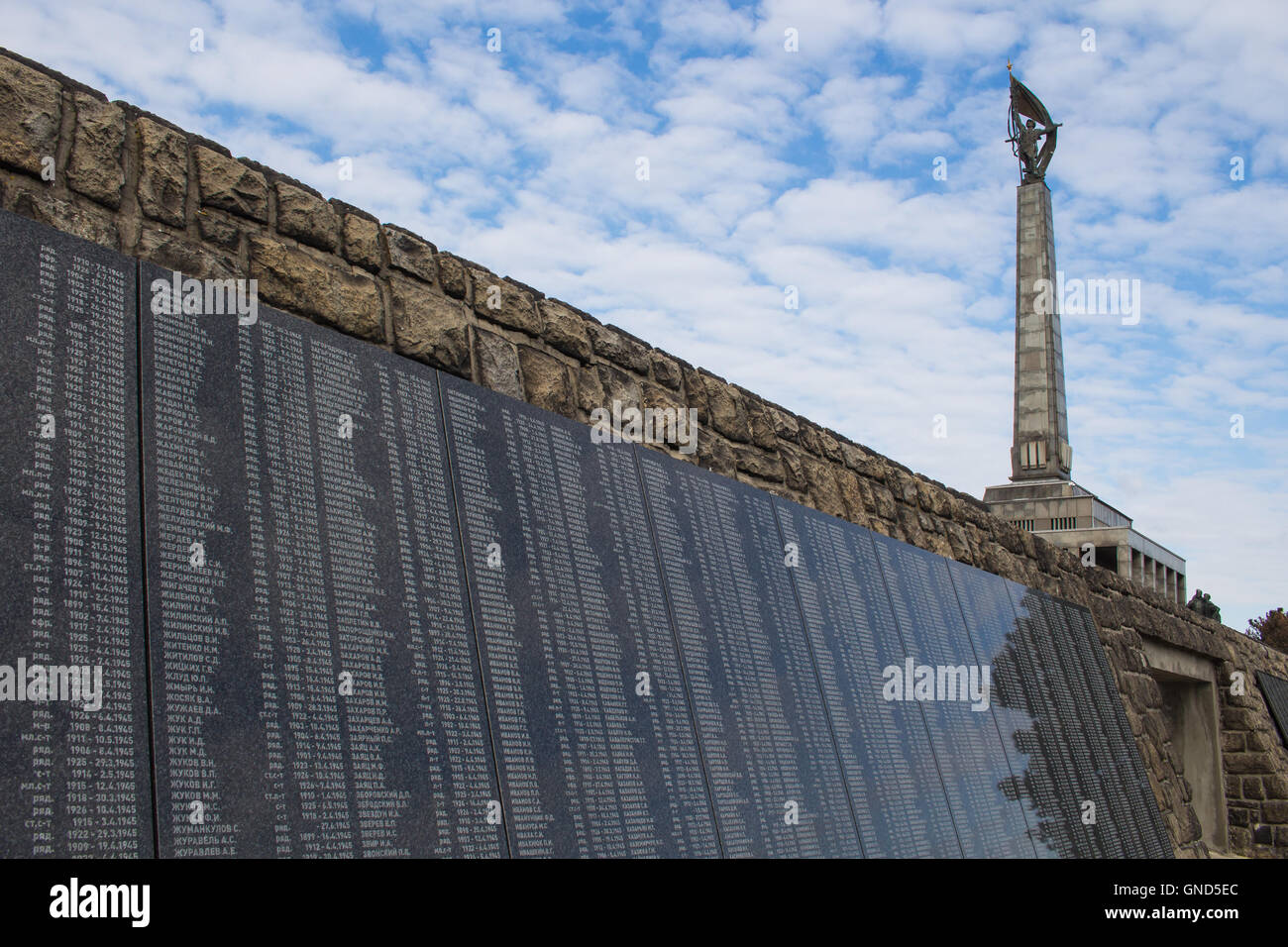 Friedhof der Soldaten Bratislava während des zweiten Weltkriegs zu befreien. Spalte der Gedenkstätte, wichtige Wahrzeichen. Bewölkt Stockfoto