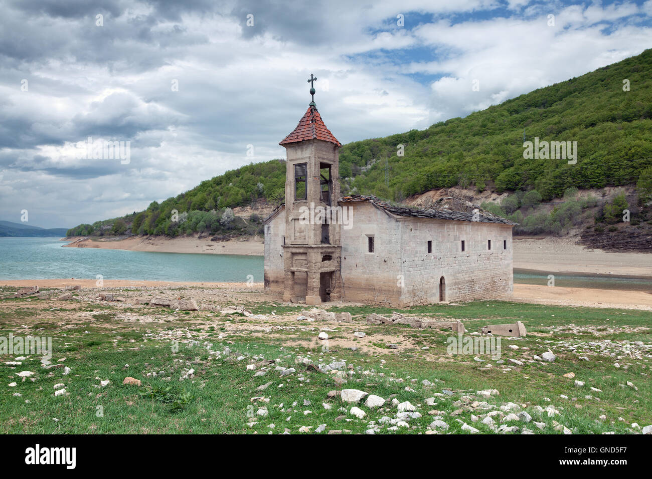 Alte ruiniert Kirche der Mavrovo See, Mazedonien Stockfoto