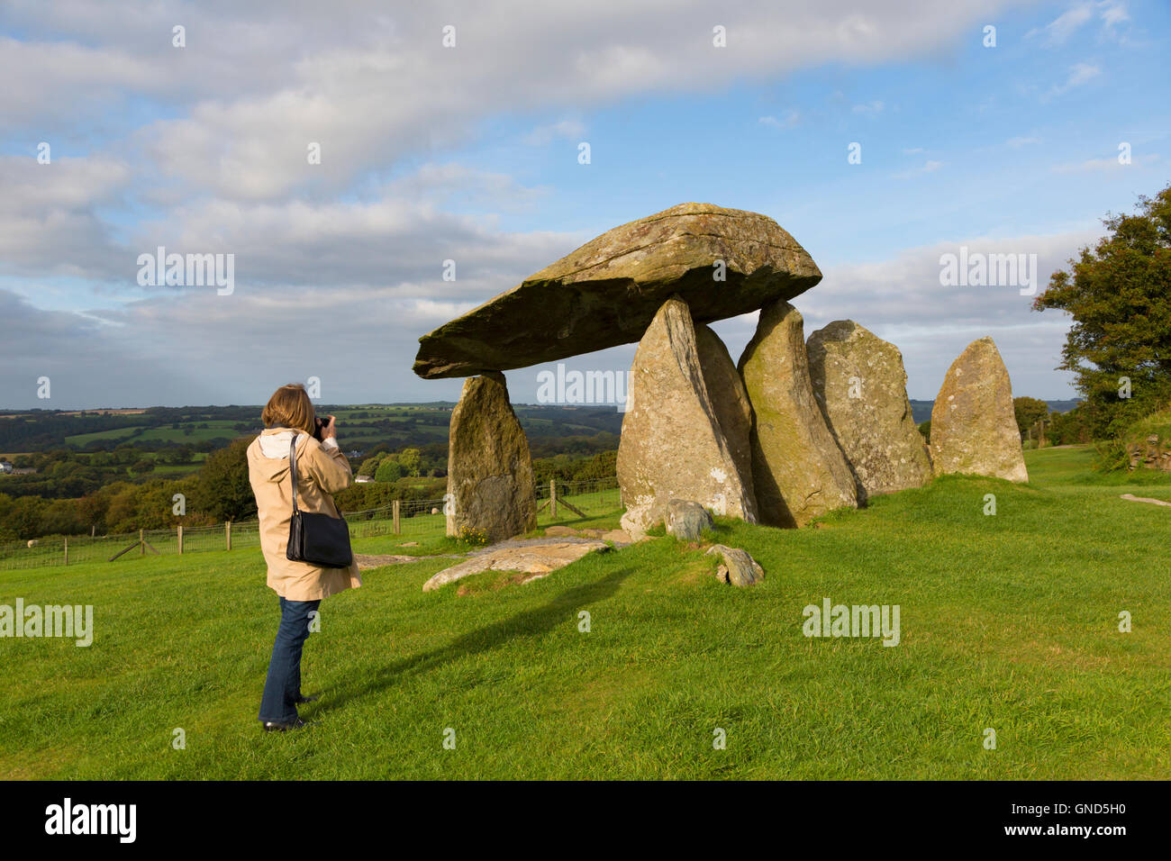 Die Pentre Ifan neolithische Grabkammer, Pembrokeshire, Wales, Vereinigtes Königreich.  Es wird beschrieben als "Portal Dolmen" Stockfoto