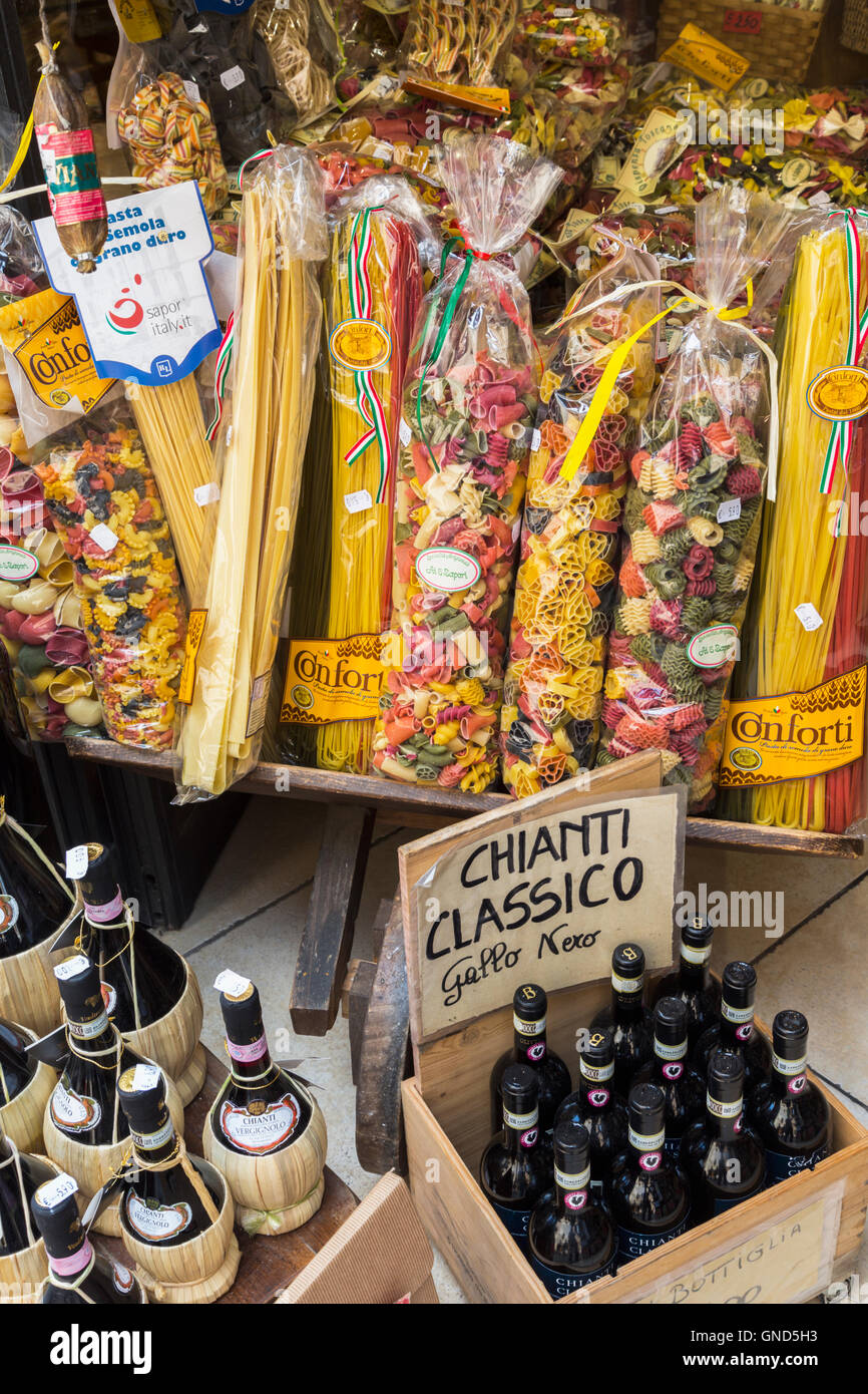 San Gimignano, Provinz Siena, Toskana, Italien.  Pasta und Chianti Wein zum Verkauf im Souvenir-Shop. Stockfoto