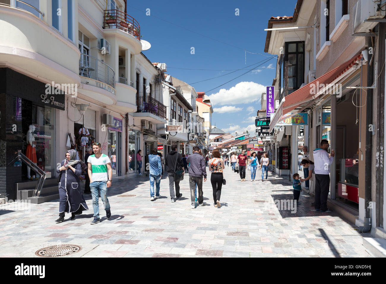 Ohrid, Mazedonien - 8. Mai 2015: Menschen Flanieren entlang einer Einkaufsstraße im Zentrum Stadt. Stockfoto