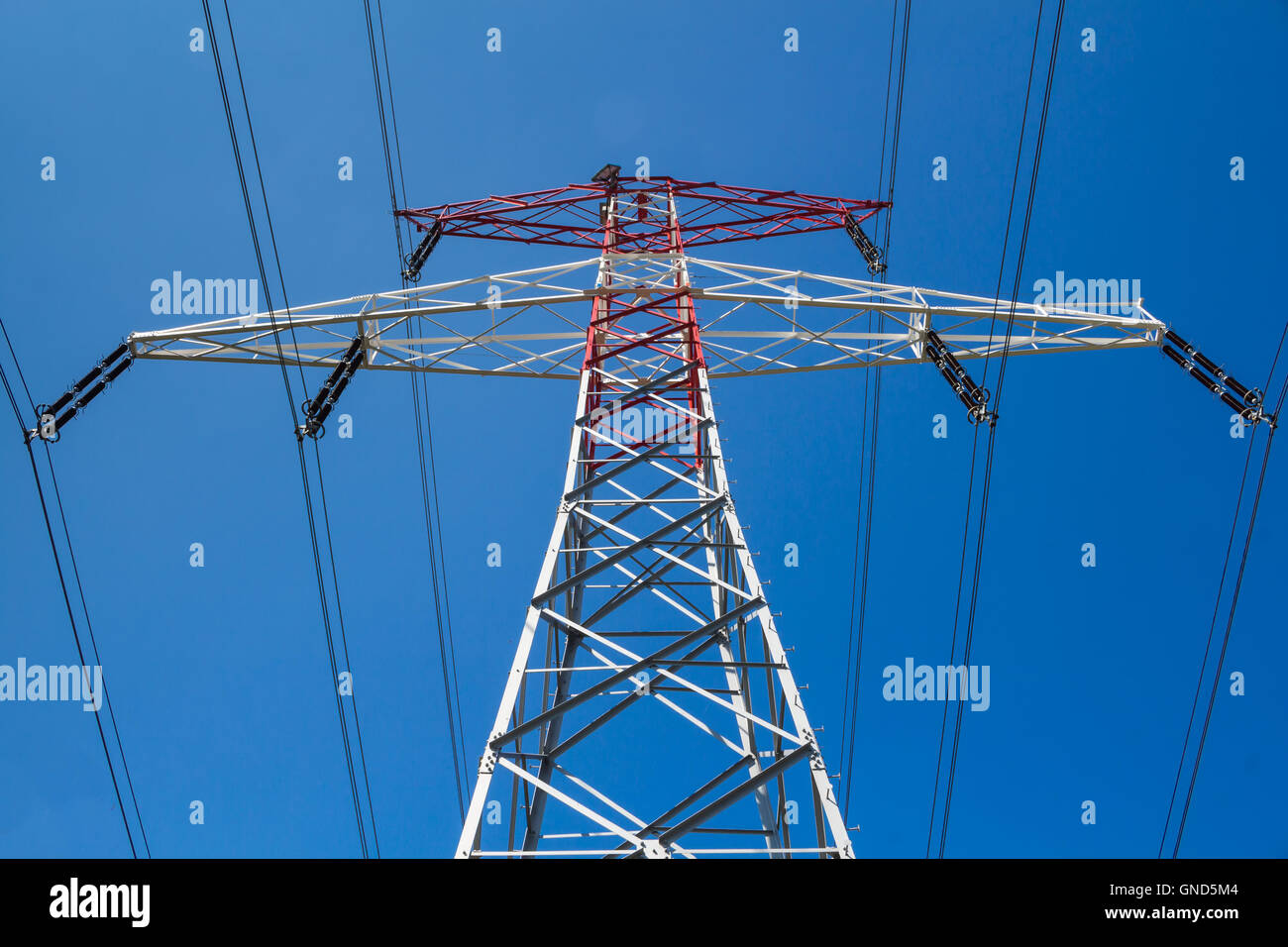 Detail eines neuen Strom-Turm mit blauem Himmel im Hintergrund. Stockfoto