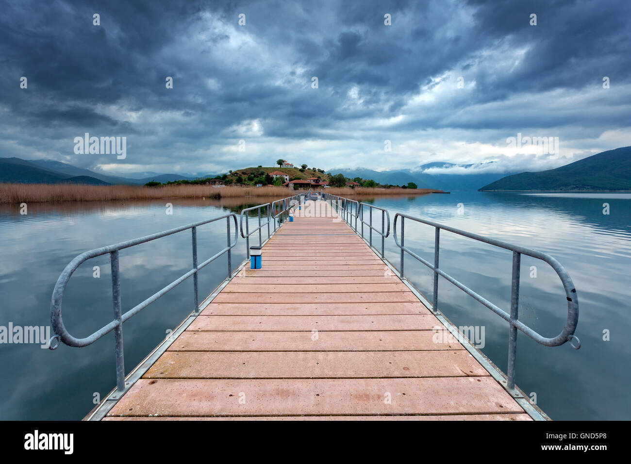 Schwimmende Brücke nach Agios Achilios, einer kleinen Insel auf der Prespa-See in Griechenland Stockfoto