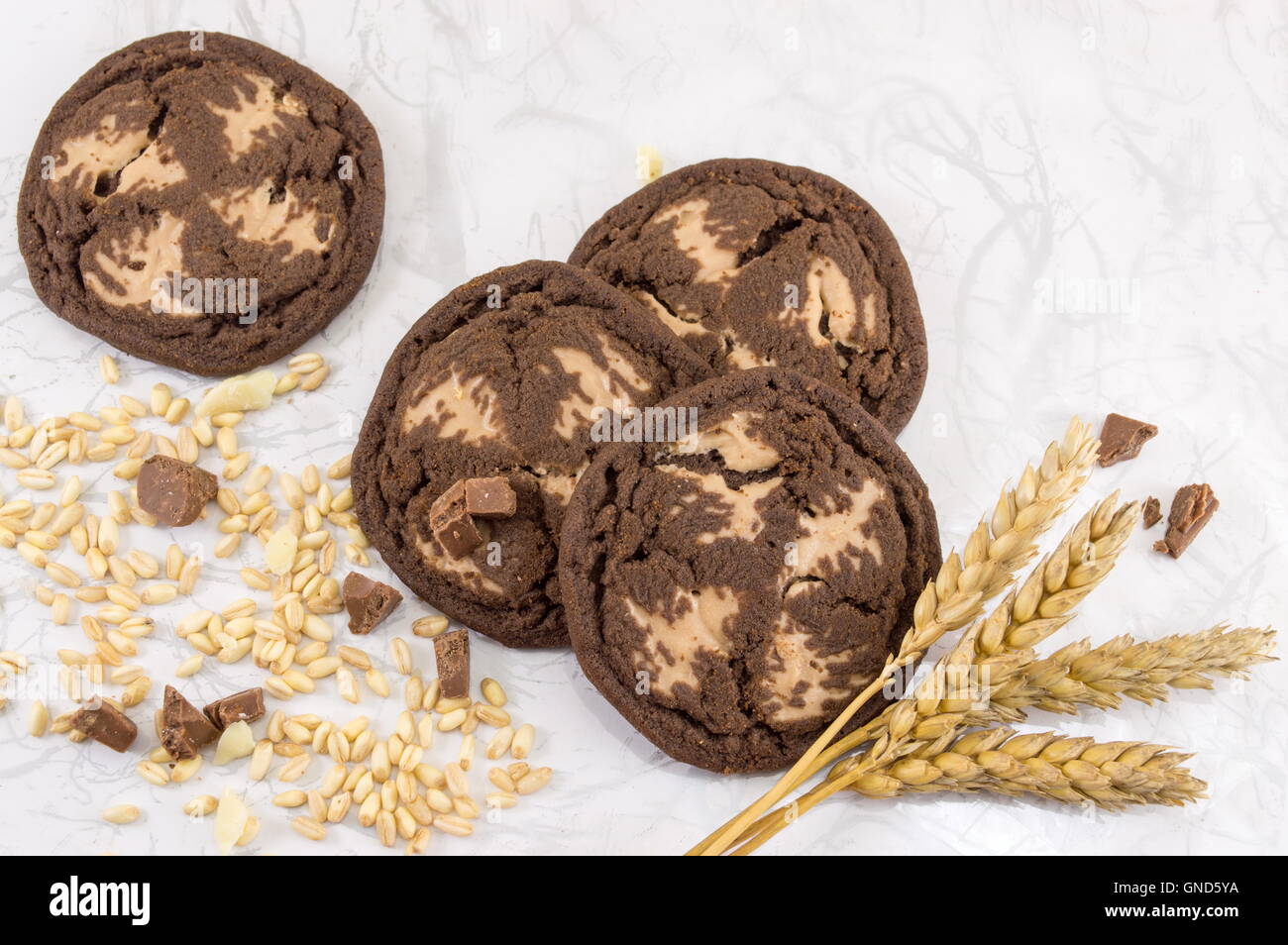 Braun chocolate Chip Cookies und Weizen Stockfoto
