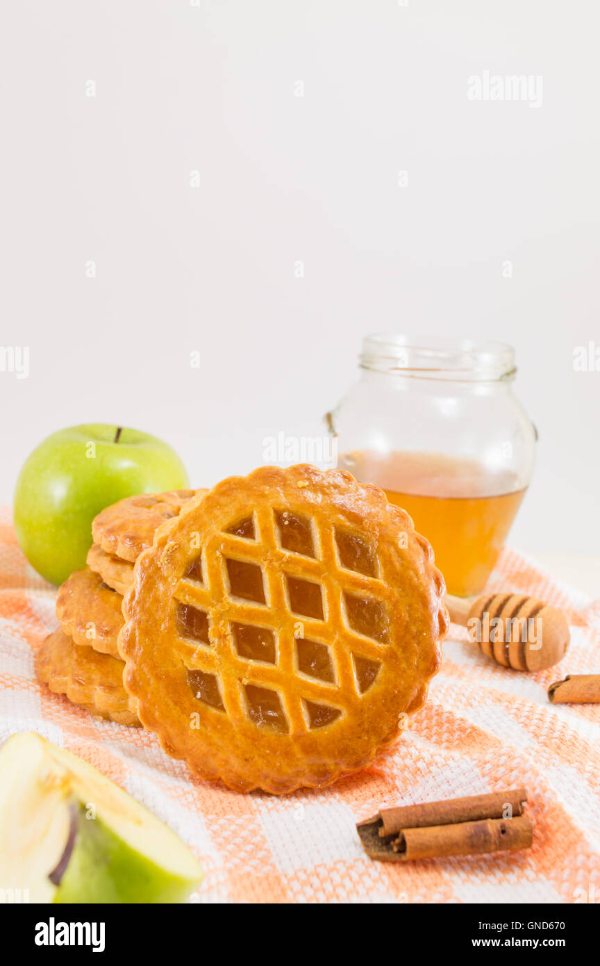 Süßer Apfelkuchen runde Kekse mit Obst, Zimt und Honig Stockfoto