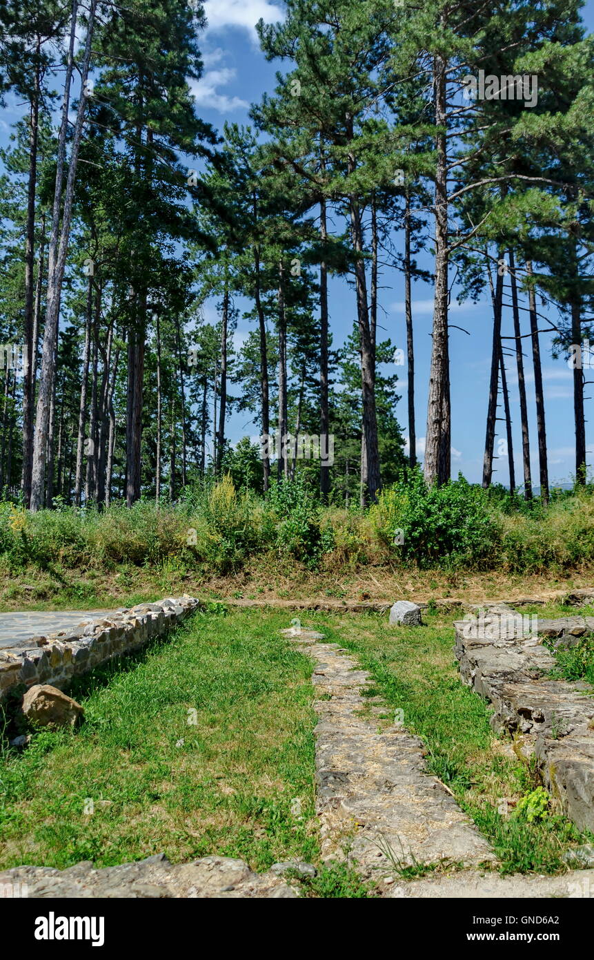 Überreste der Antike in den grünen Wald in der Nähe von Burg Hisarlak, Kiustendil, Bulgarien Stockfoto