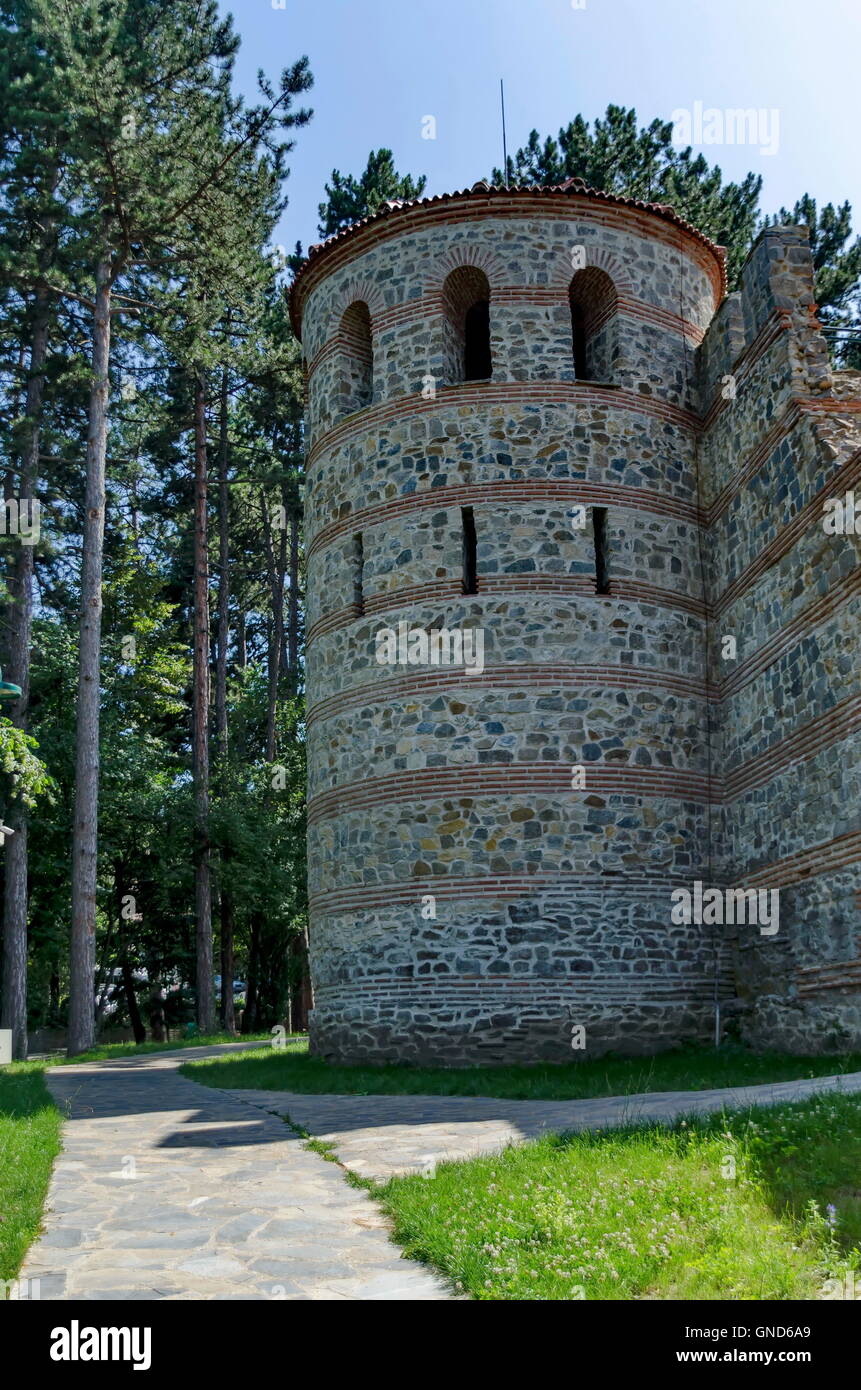 Turm mit großen Mauer der Burg Hisarlak, in der Nähe von Stadt Kjustendil, Bulgarien Stockfoto