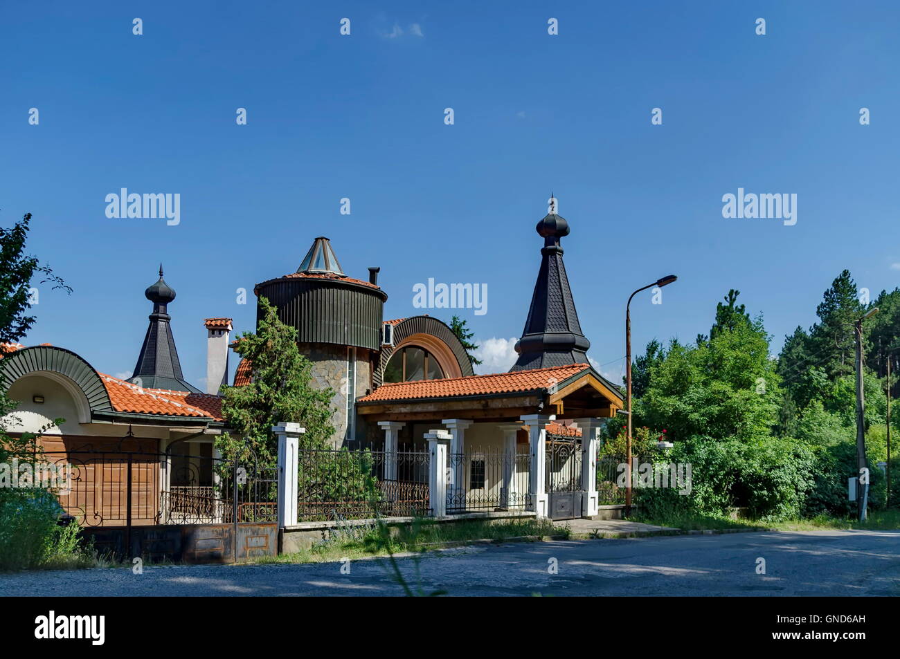 Haus im grünen Wald bei Hisarlak, Kiustendil Stadt, Bulgarien Stockfoto