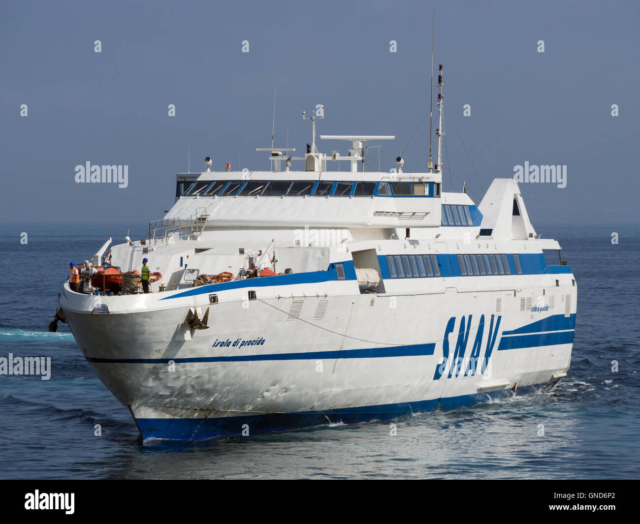 Fähre nähert sich die Marina Piccola in Sorrento, Italien unter Urlauber zur und von der Insel