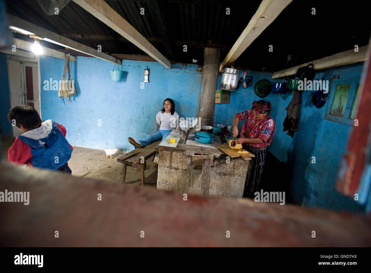 Maya indigenen Familie in der Küche zu Hause im Caserio Panuca in Solola Abteilung Guatemala. Stockfoto