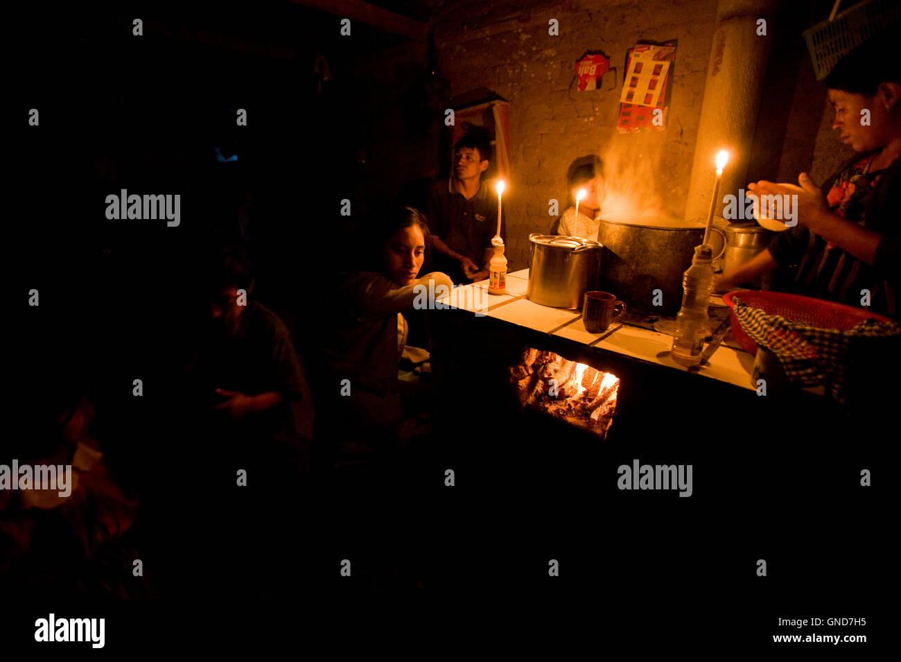 Maya indigenen Familie Leben mit Kerze im Caserio Panuca in Solola Abteilung Guatemala. Stockfoto