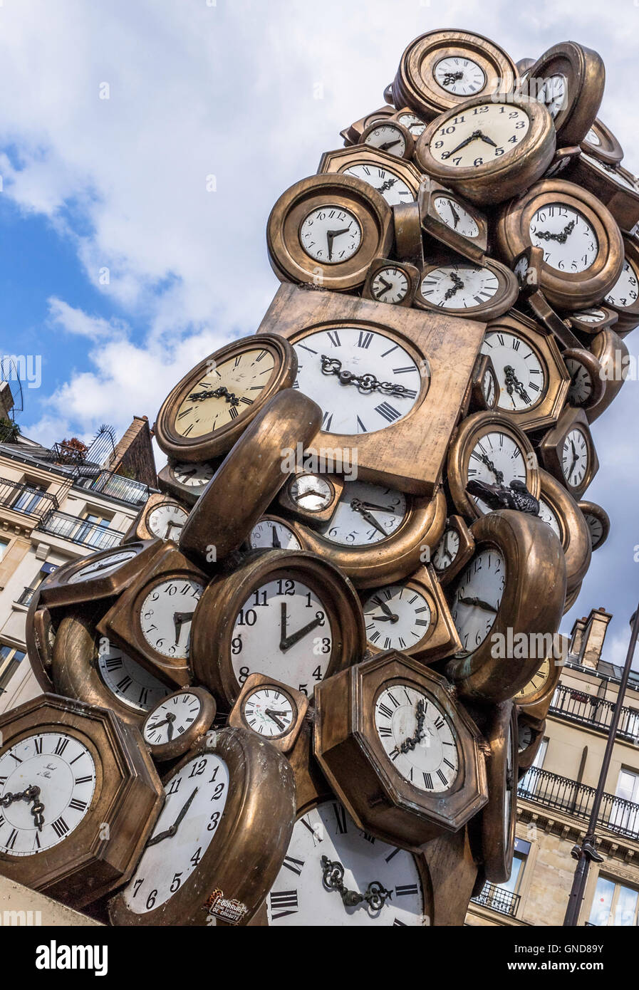 Uhr Skulptur am Bahnhof St. Lazare, Paris Stockfoto