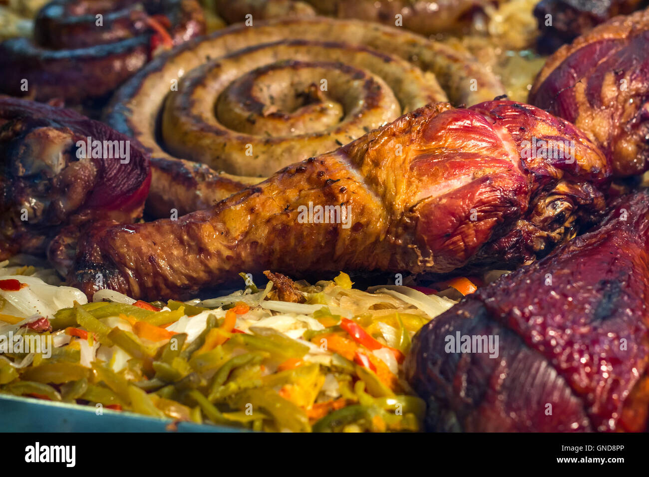 Grillen, Türkei Beine Würstchen und anderen Fleischsorten für Sommergrillen Stockfoto
